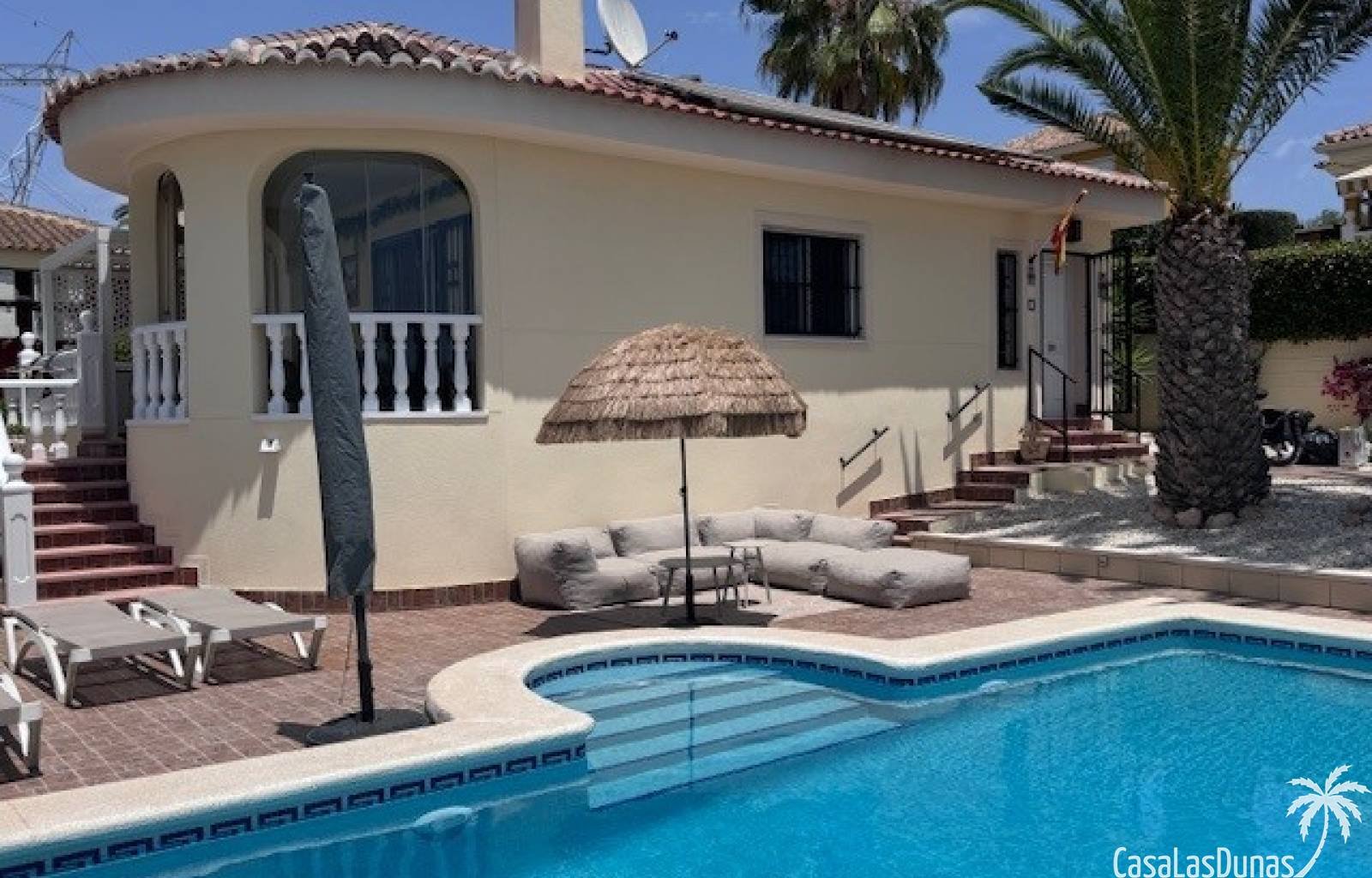  Casa Starrenburg ist eine prächtige Ferienvilla am Rande des Wohngebiets La Marina. Diese luxuriöse, freistehende Villa besticht durch ihre moderne u