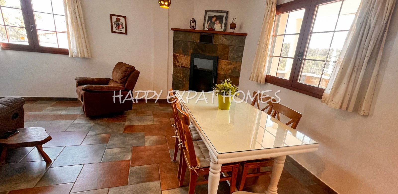 Großes Haus für 2 Familien oder viele Gäste. Es kann in 2 Wohnungen unterteilt oder zusammengelegt werden. Mit einer Fläche von 350 m2 auf einem Grund