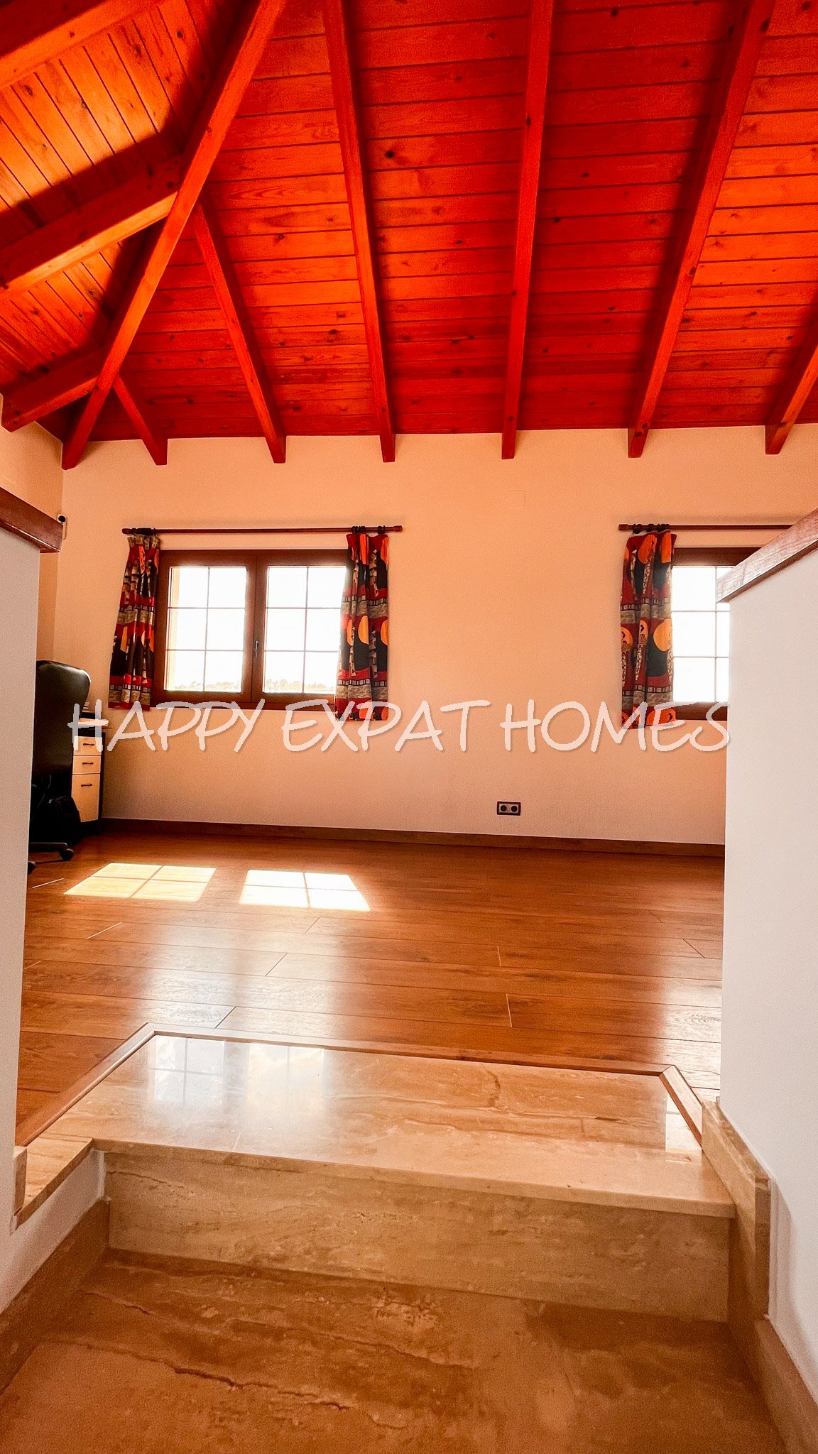 Großes Haus für 2 Familien oder viele Gäste. Es kann in 2 Wohnungen unterteilt oder zusammengelegt werden. Mit einer Fläche von 350 m2 auf einem Grund