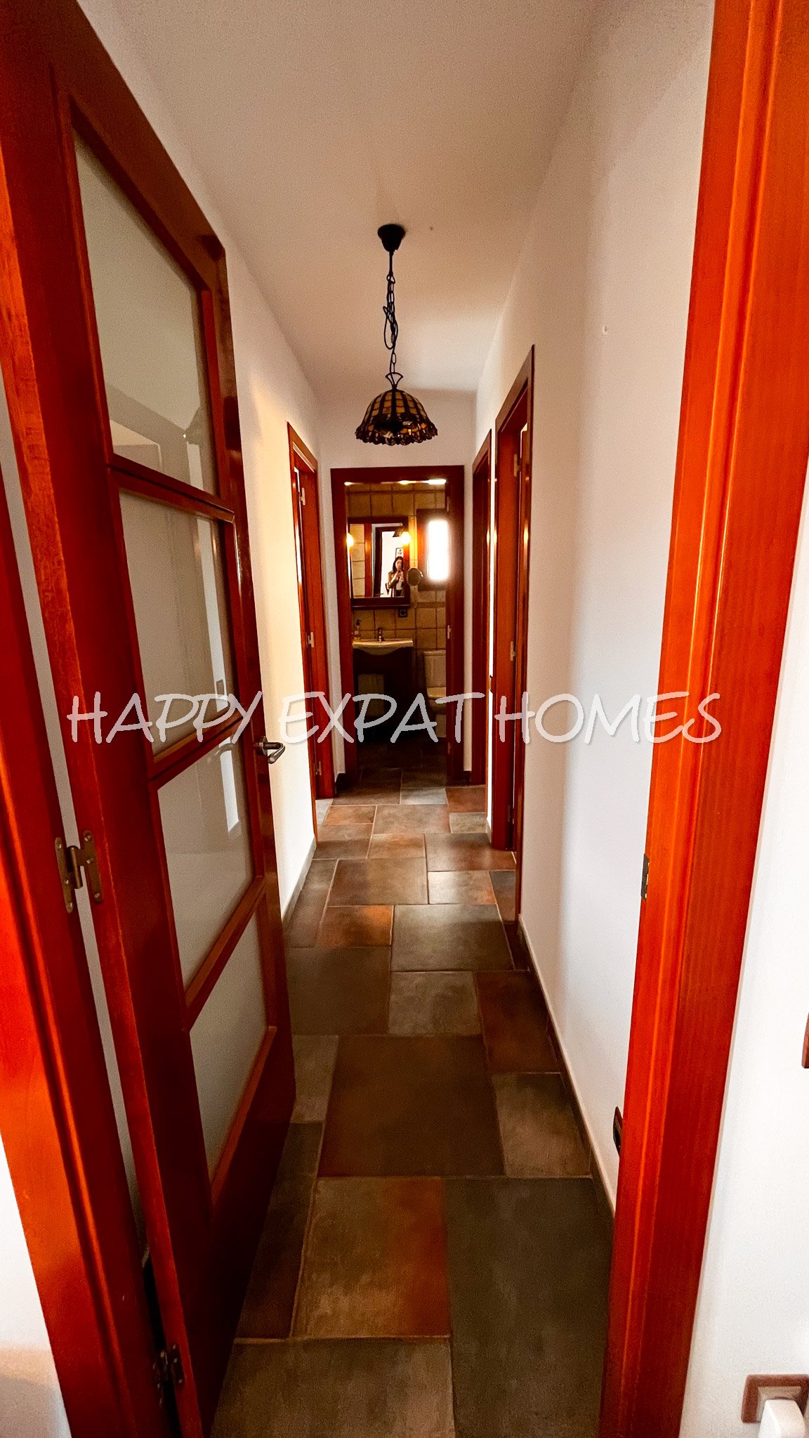 Großes Haus für 2 Familien oder viele Gäste. Es kann in 2 Wohnungen unterteilt oder zusammengelegt werden. Mit einer Fläche von 350 m2 auf einem Grund