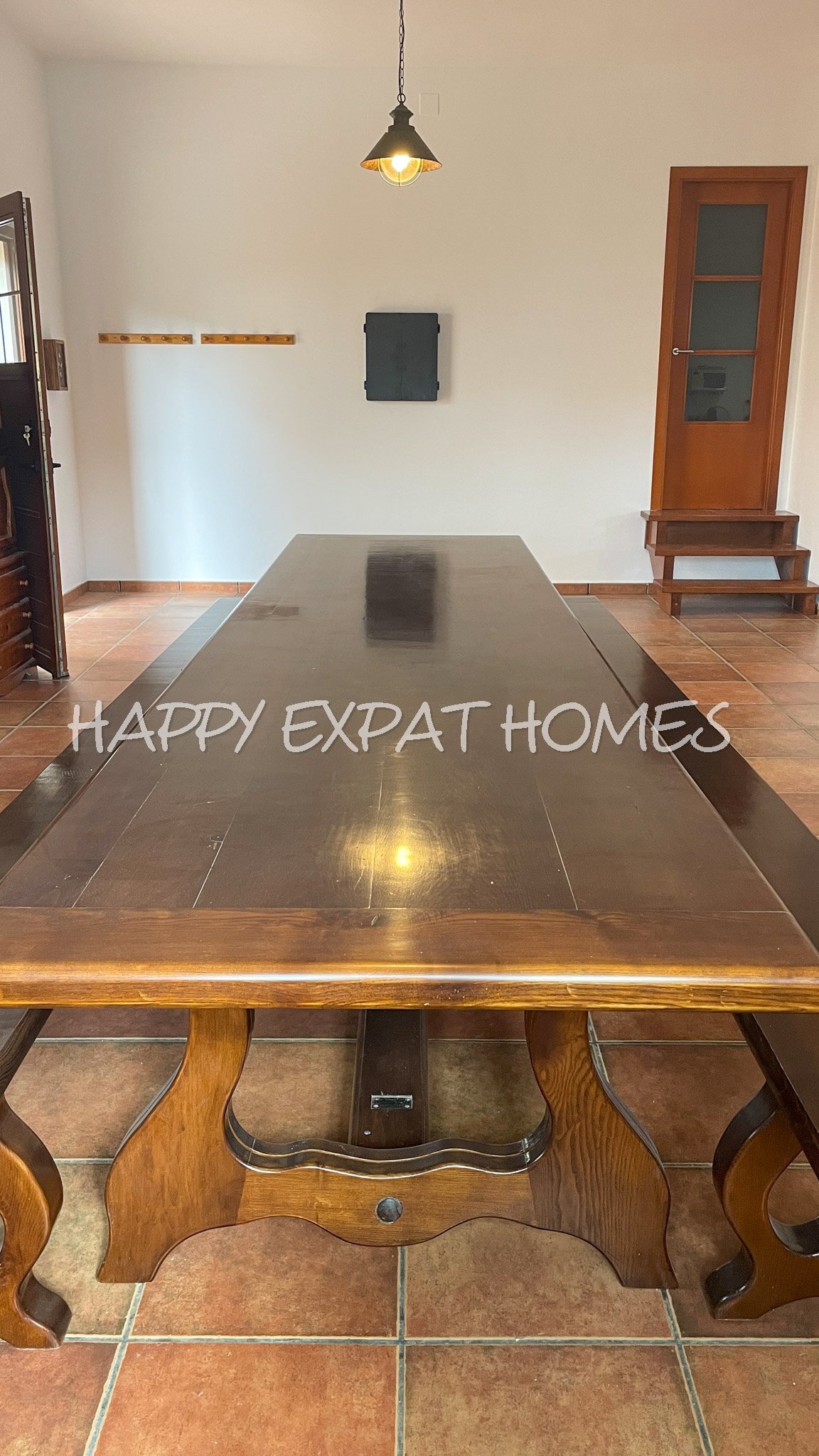 Großes Haus für 2 Familien oder viele Gäste. Es kann in 2 Wohnungen unterteilt oder zusammengelegt werden. Mit einer Fläche von 350 m2 auf einem Grund