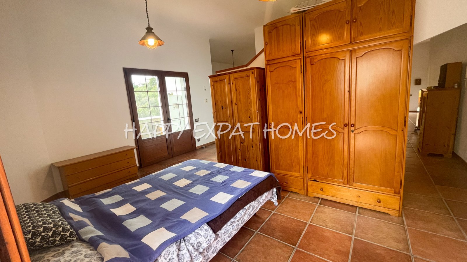 Großes Haus für 2 Familien oder viele Gäste. Es kann in 2 Wohnungen unterteilt oder zusammengelegt werden. Mit einer Fläche von 350 m2 auf einem Grund