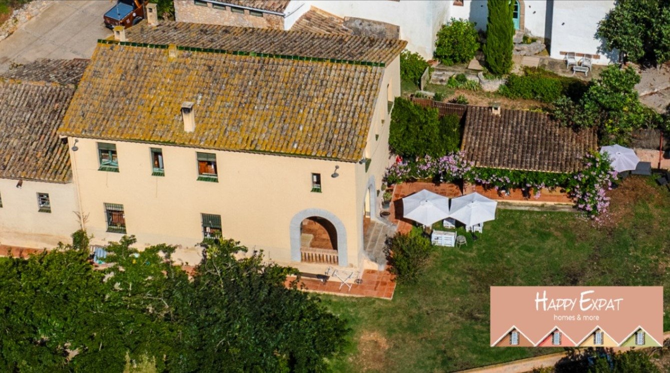 Dieses charmante Landhaus befindet sich auf 10 Hektar ruhig gelegener Natur, ideal für diejenigen, die einen ruhigen Lebensstil suchen oder ein Geschä
