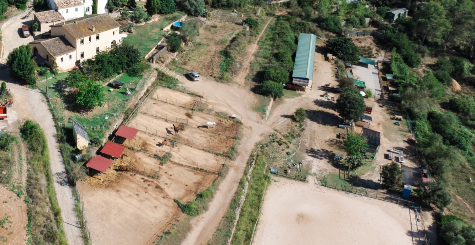 Dieses charmante Landhaus befindet sich auf 10 Hektar ruhig gelegener Natur, ideal für diejenigen, die einen ruhigen Lebensstil suchen oder ein Geschä