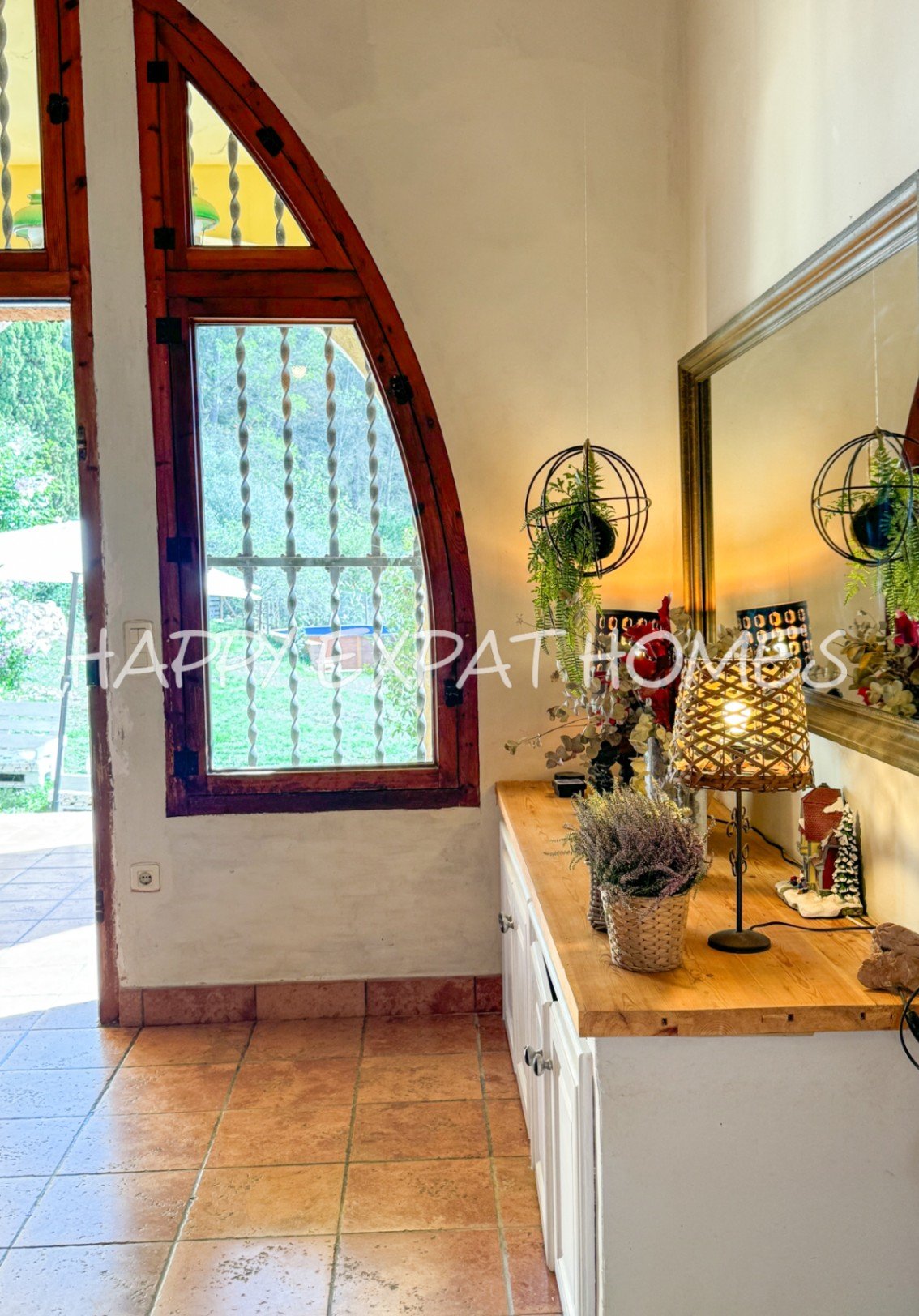 Dieses charmante Landhaus befindet sich auf 10 Hektar ruhig gelegener Natur, ideal für diejenigen, die einen ruhigen Lebensstil suchen oder ein Geschä