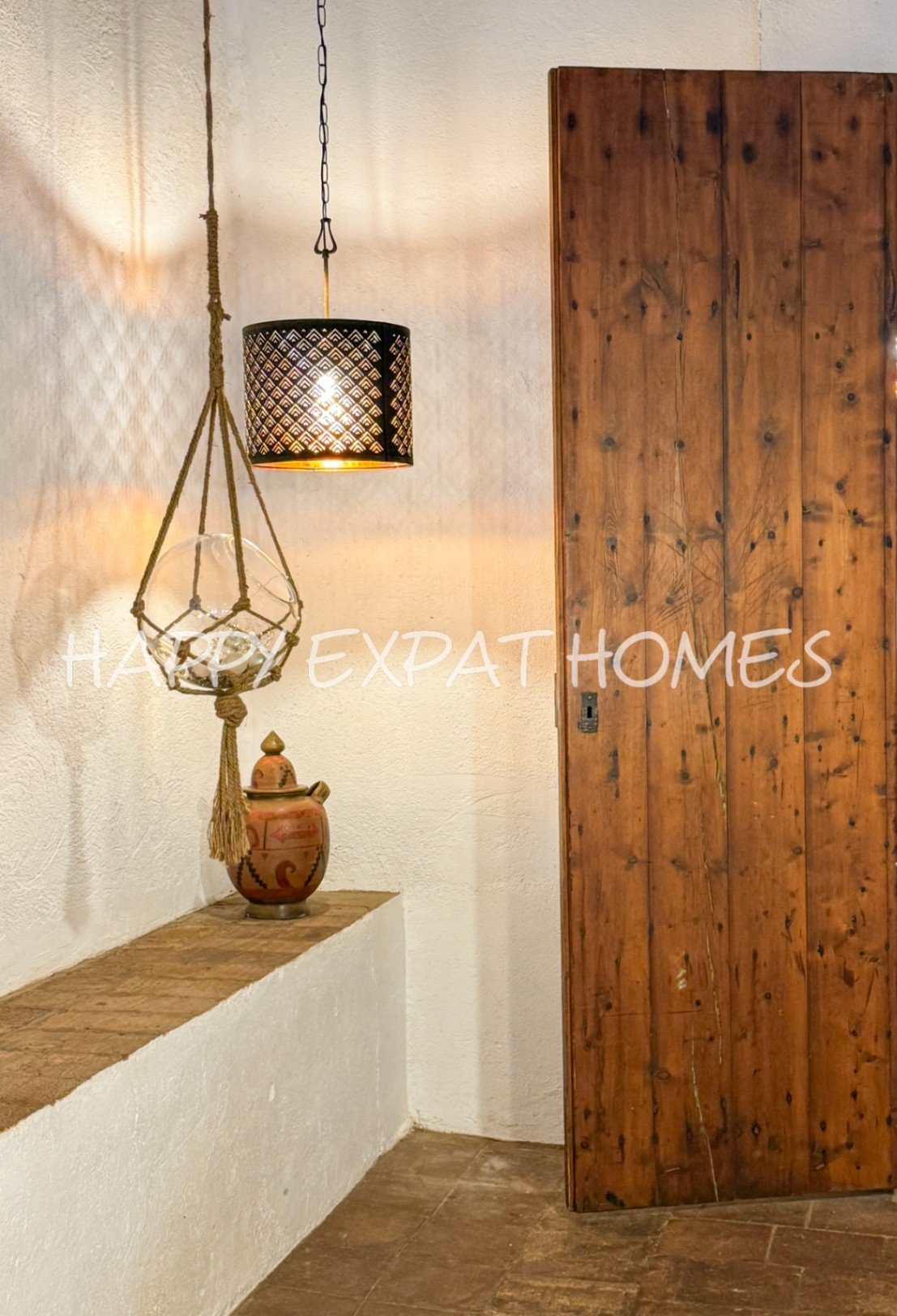 Dieses charmante Landhaus befindet sich auf 10 Hektar ruhig gelegener Natur, ideal für diejenigen, die einen ruhigen Lebensstil suchen oder ein Geschä