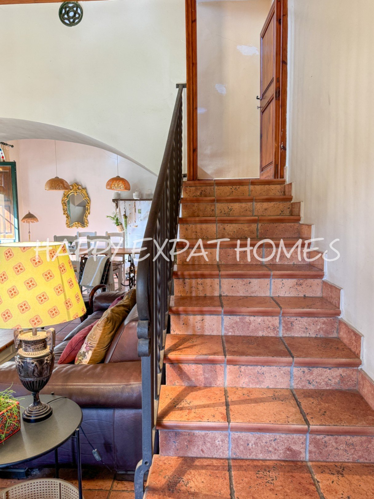 Dieses charmante Landhaus befindet sich auf 10 Hektar ruhig gelegener Natur, ideal für diejenigen, die einen ruhigen Lebensstil suchen oder ein Geschä