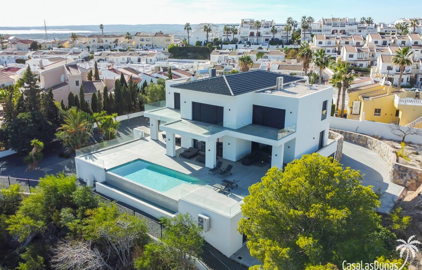  Moderne und luxuriöse Neubauvilla mit wunderschönem Meerblick in Ciudad Quesada und nur wenige Gehminuten von verschiedenen Einrichtungen wie Geschäf