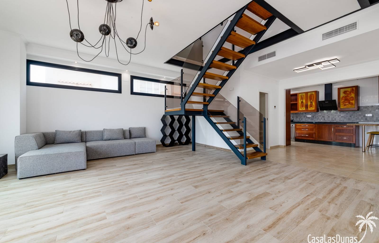  Im sonnigen Torrevieja gibt es eine einzigartige Villa mit Meerblick. Die Villa wurde komplett renoviert und verfügt sowohl innen als auch außen über