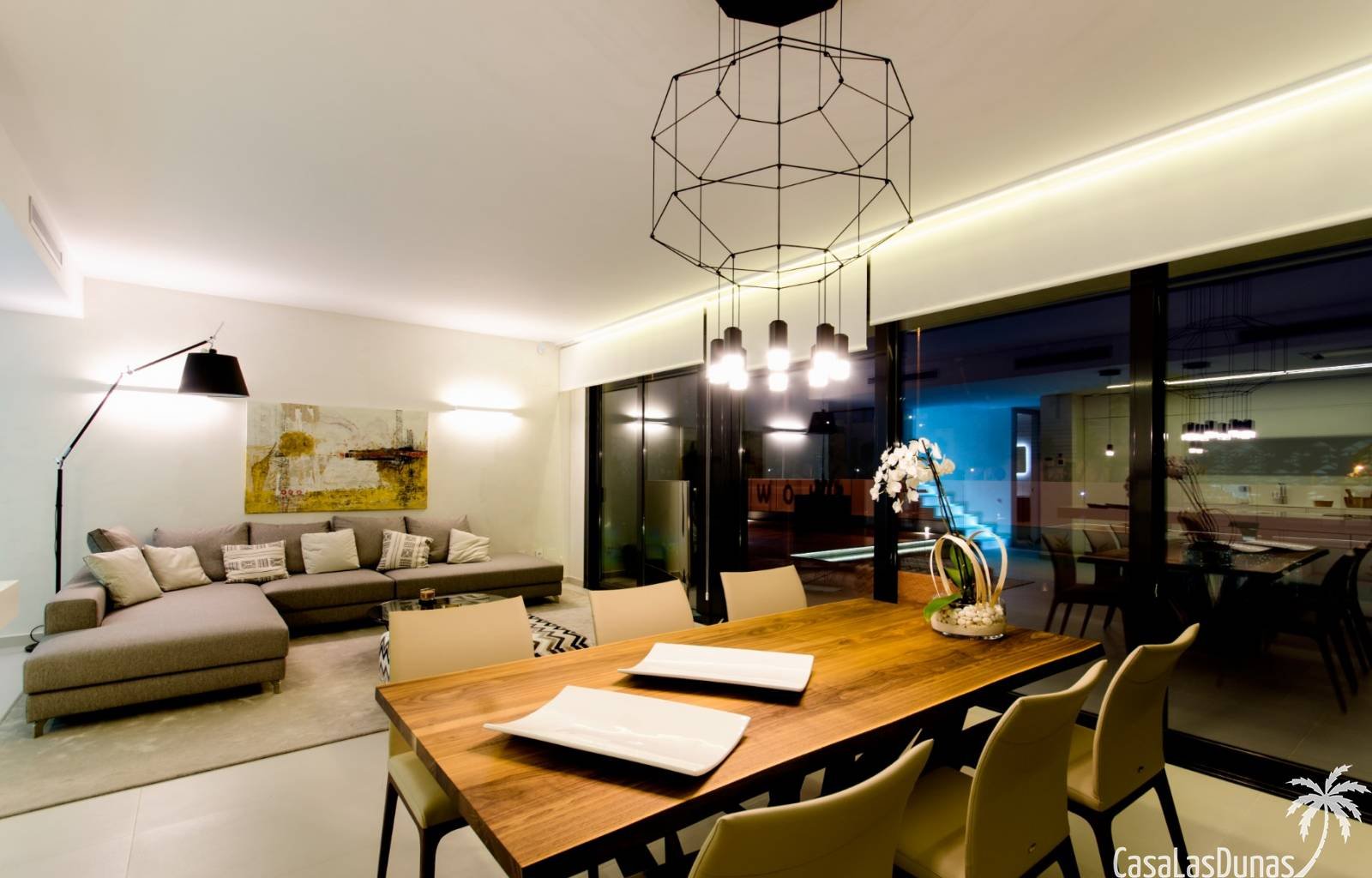  Nur wenige Schritte vom wunderschönen Sandstrand von Campoamor entfernt finden wir diese einzigartige Villa: Aguamarina. Die Villa befindet sich auf 