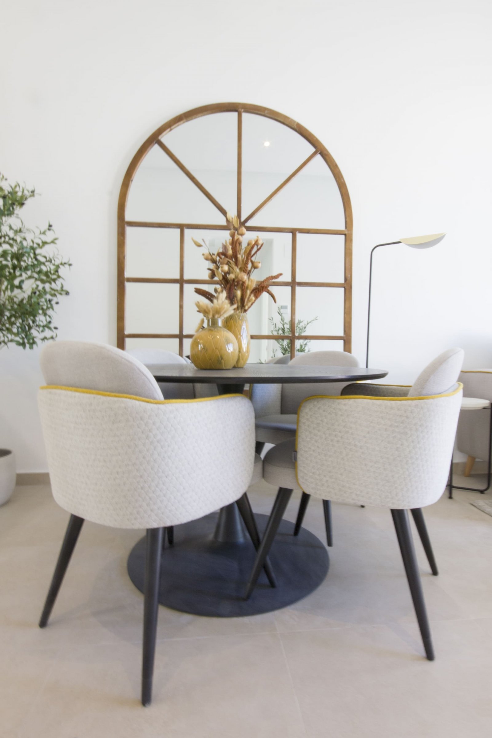  Im charmanten Ort San Fulgencio gelegen, bietet dieser Wohnkomplex eine Auswahl von 12 Bungalows, unterteilt in zwei Typologien: High-Bungalow und Lo