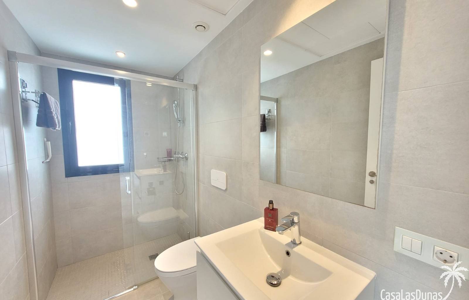  Sonrica ist eine wunderschöne Unterkunft mit perfekten Annehmlichkeiten für einen komfortablen Aufenthalt. Das Haus verfügt über zwei Toiletten und e