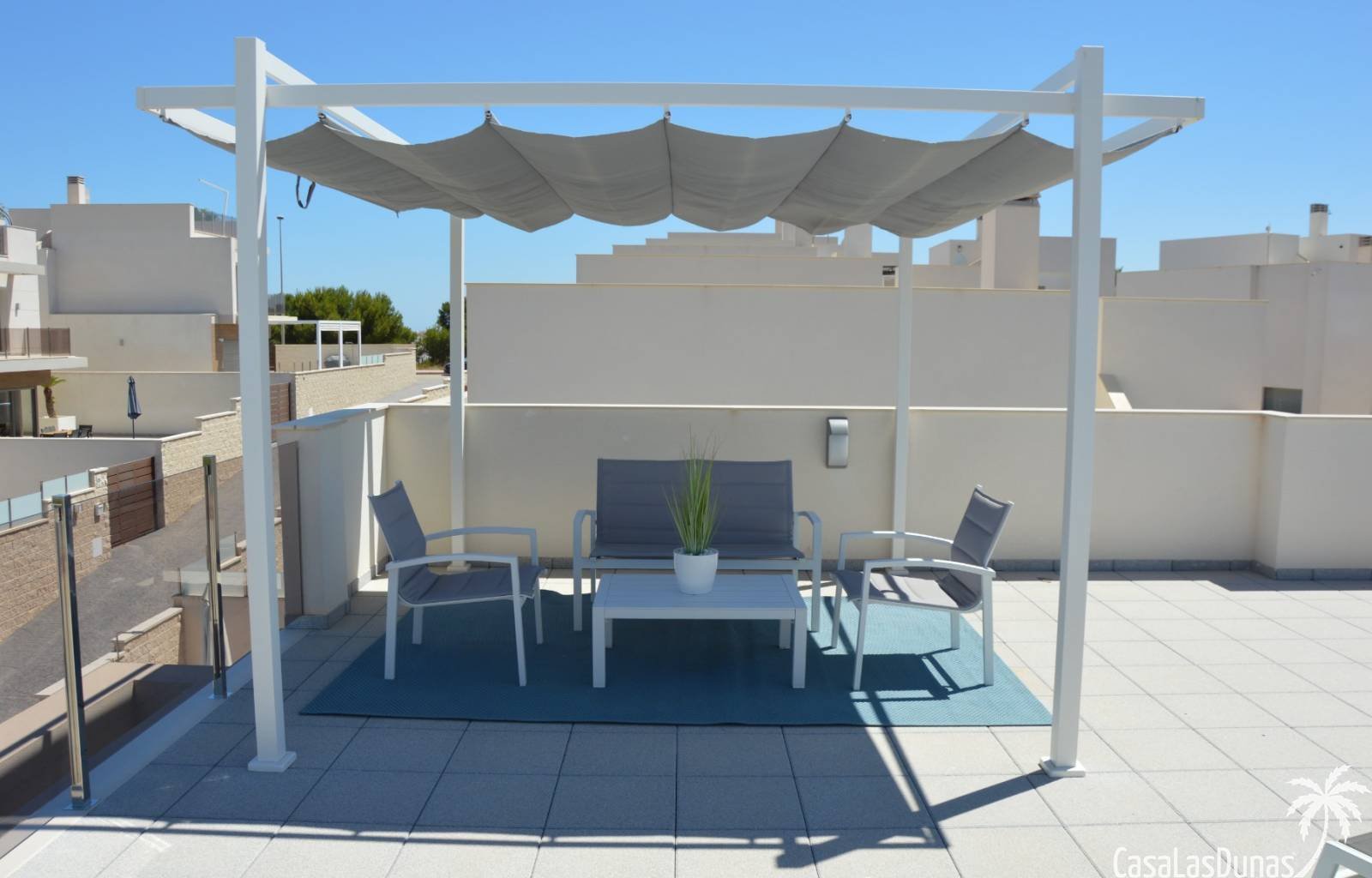  Diese elegante Villa mit 3 Schlafzimmern und 3 Bädern bietet Komfort, Privatsphäre und eine hochwertige Ausstattung. Ein Schlafzimmer und ein Badezim