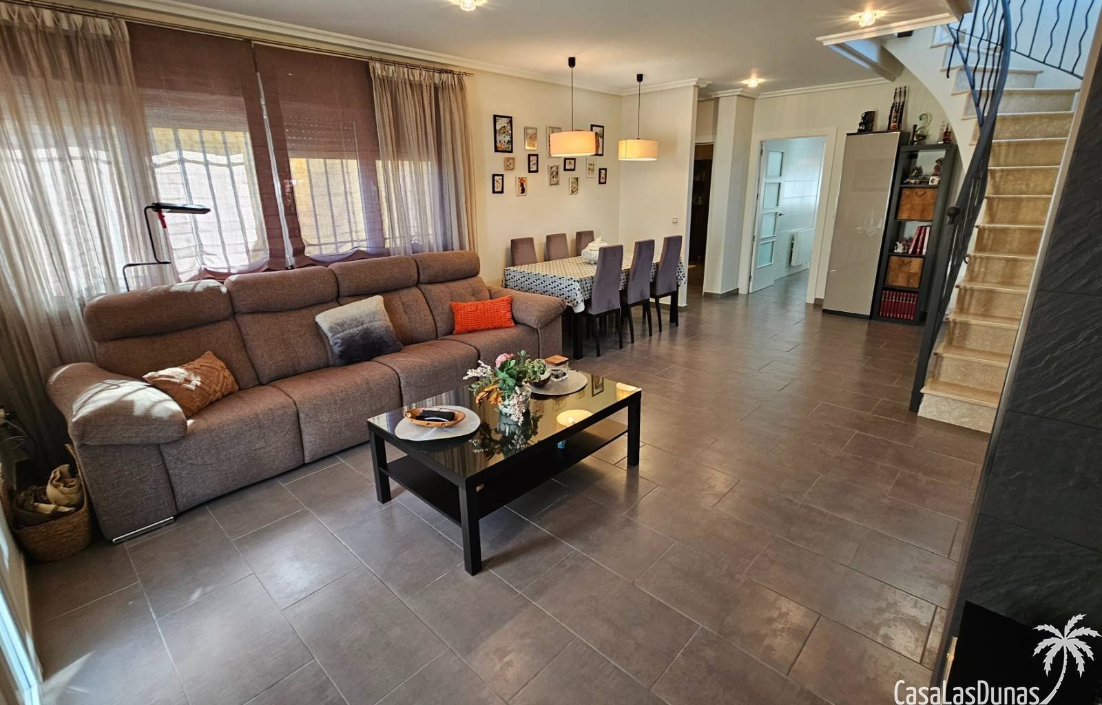  Diese freistehende Villa in exzellentem Zustand befindet sich im Wohngebiet La Marina. Das Anwesen liegt auf einem 316 m² großen Grundstück und biete