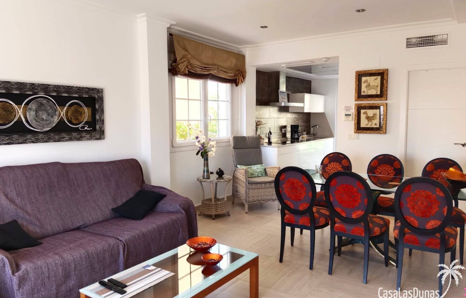  Genießen Sie einen erholsamen Aufenthalt unter der spanischen Sonne in diesem modernen und geräumigen Haus in der begehrten Wohngegend La Marina in S