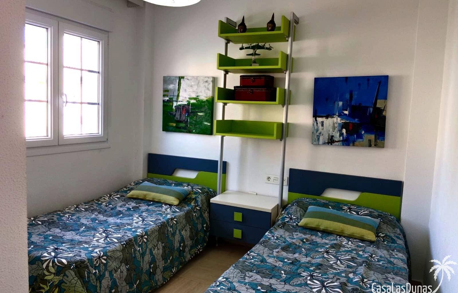  Genießen Sie einen erholsamen Aufenthalt unter der spanischen Sonne in diesem modernen und geräumigen Haus in der begehrten Wohngegend La Marina in S