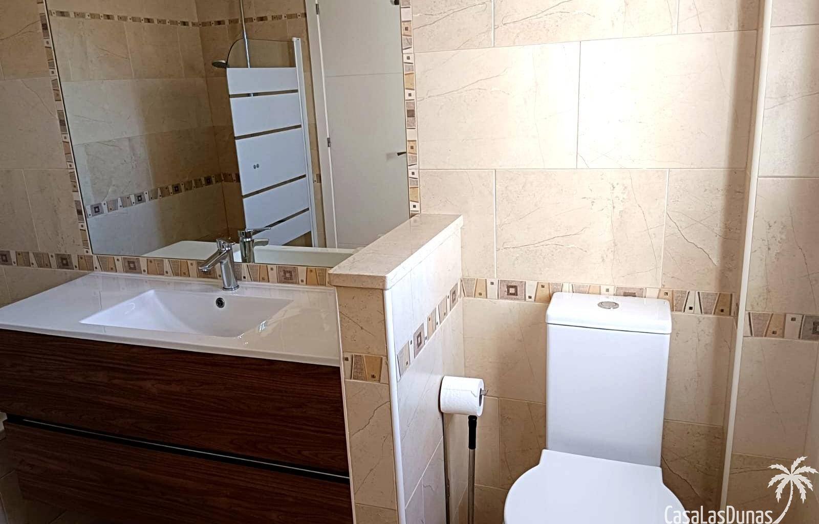  Genießen Sie einen erholsamen Aufenthalt unter der spanischen Sonne in diesem modernen und geräumigen Haus in der begehrten Wohngegend La Marina in S