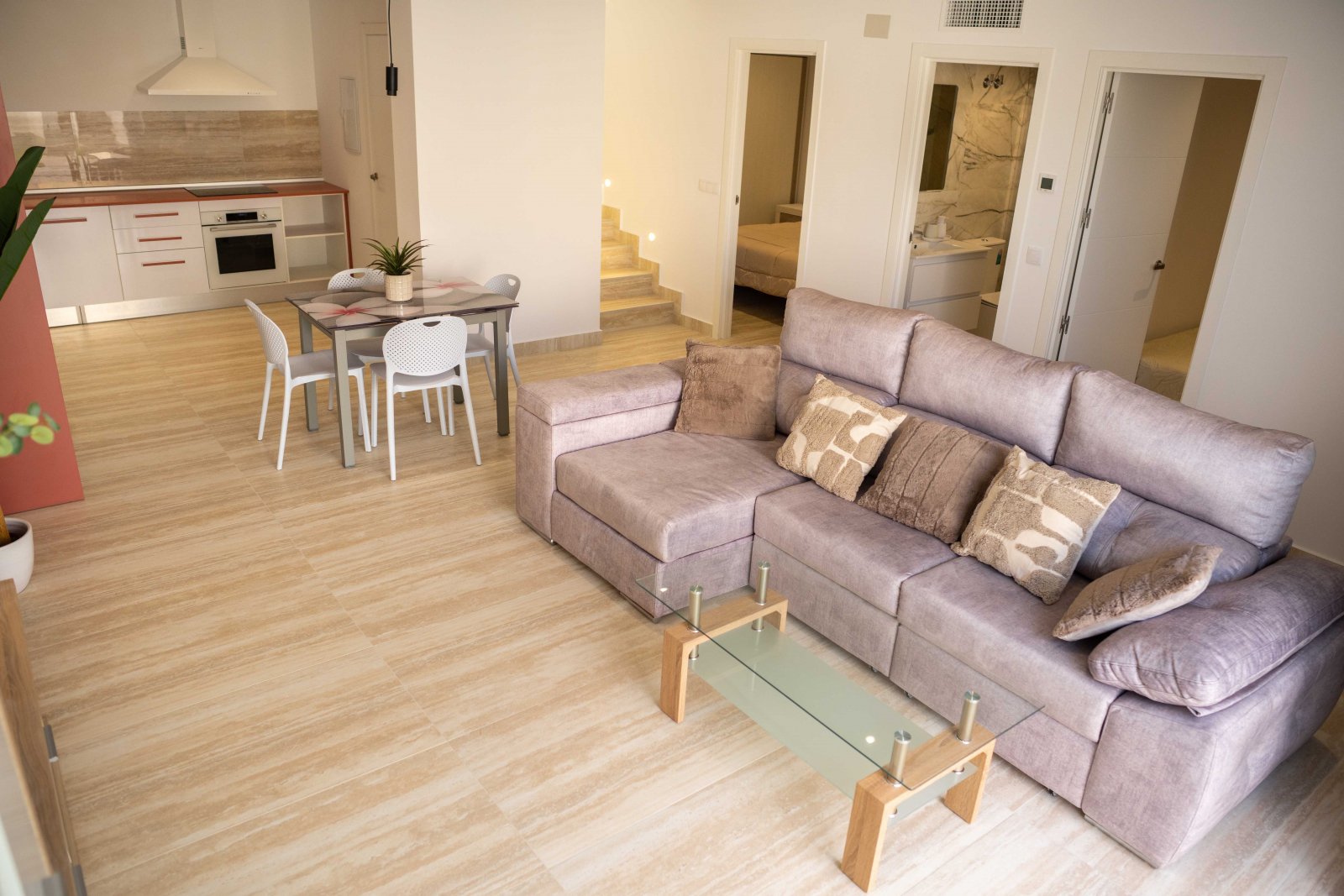  In der charmanten Ciudad Quesada gelegen, bietet diese exklusive Sammlung von 8 Reihenhäusern eine ideale Wohnumgebung für diejenigen, die ein modern