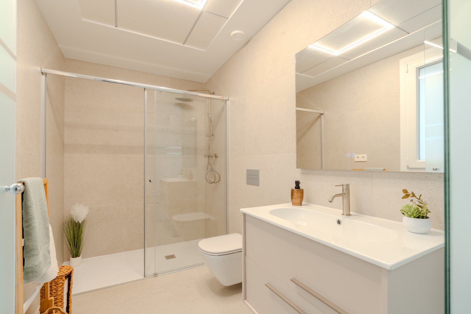  Diese exklusive Sammlung von 18 Reihenhäusern befindet sich in der charmanten Stadt Los Alcázares und bietet eine ideale Umgebung für diejenigen, die