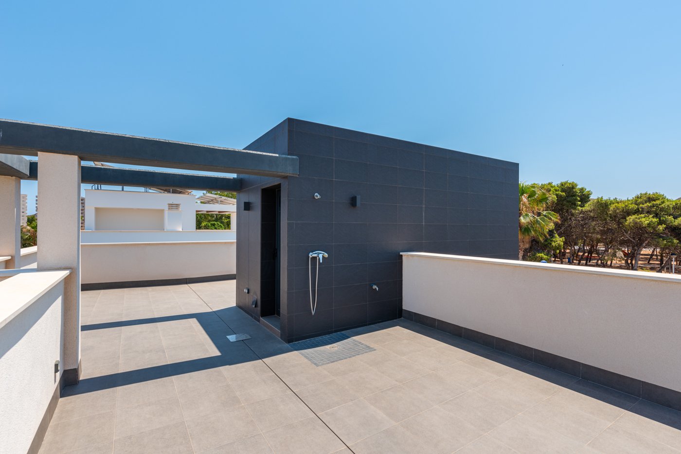  In der exklusiven Gegend von Playa Paraiso gelegen, bietet dieser Komplex von 13 freistehenden Häusern eine privilegierte Umgebung nur 1 km vom Meer 