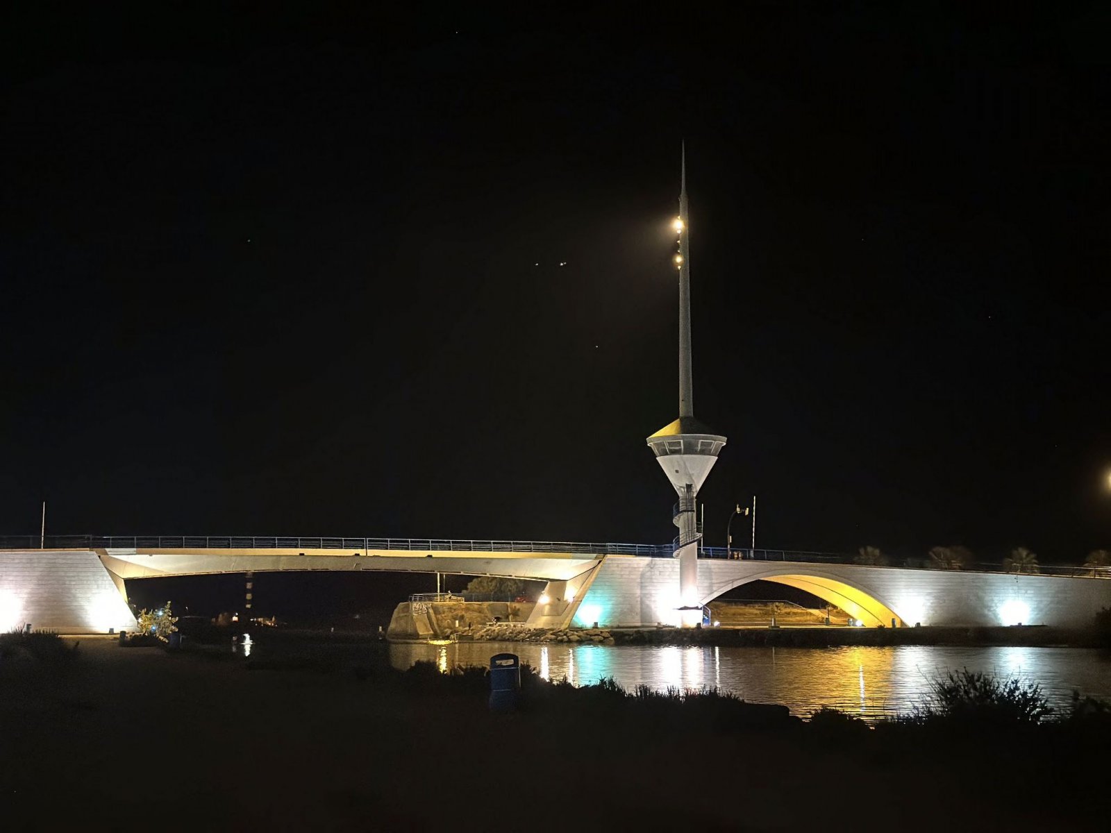  In der exklusiven Gegend von La Manga del Mar Menor gelegen, bietet diese Wohnanlage eine Auswahl von 167 Immobilien, darunter Apartments und Penthäu