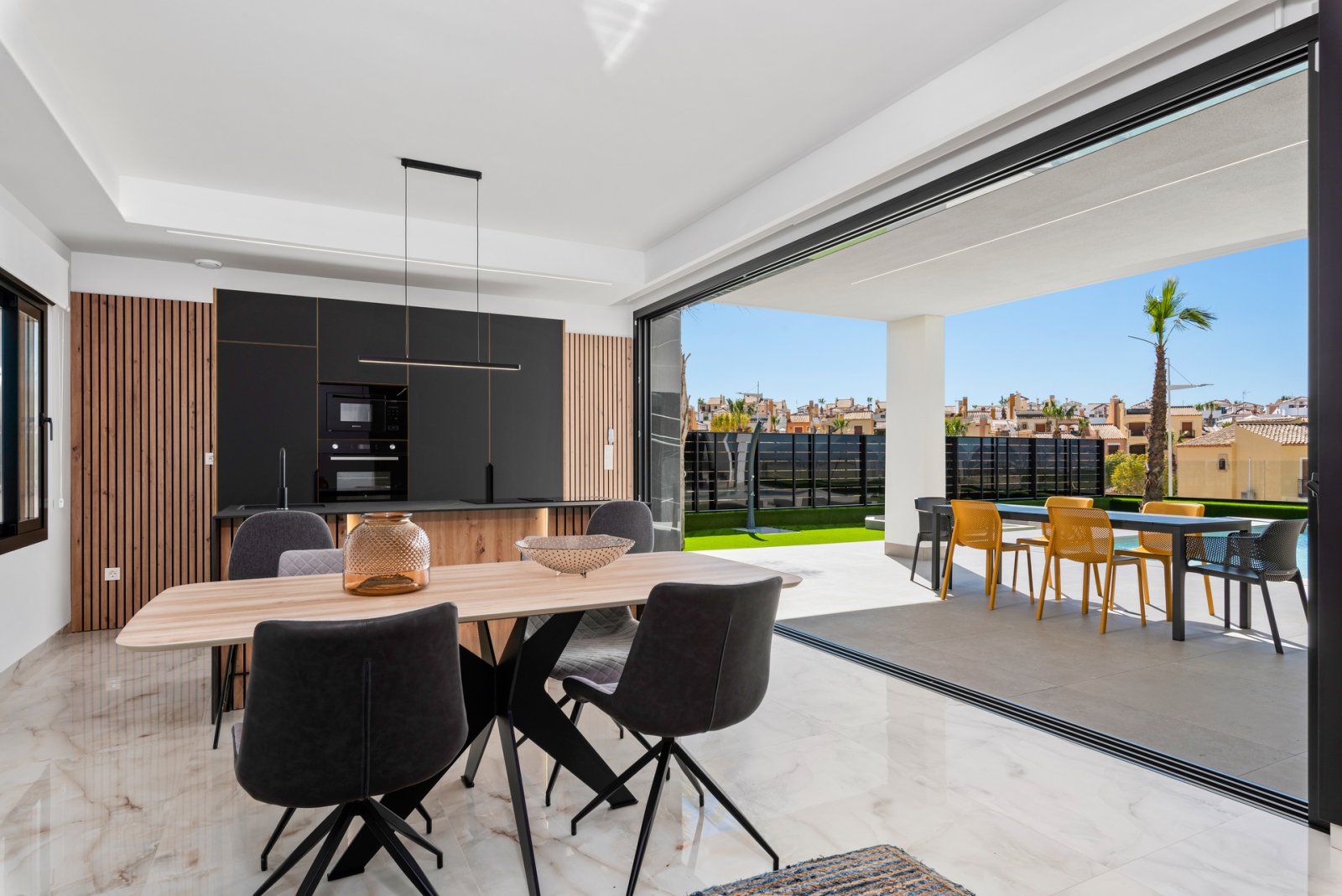  In der prestigeträchtigen Umgebung von La Finca Golf gelegen, bietet dieses exklusive Ensemble von 11 unabhängigen Häusern einen einzigartigen Lebens