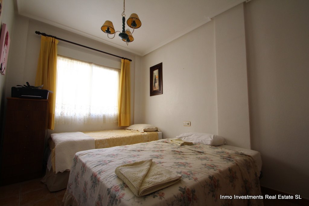  Schöne freistehende Villa in Villamartin, bietet in den Wohnbereich 3 Schlafzimmer, Badezimmer, WC, geräumiges Wohn / Esszimmer, eine voll ausgestatt