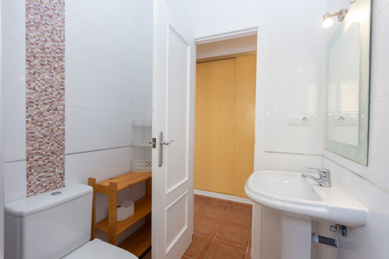  Hallo! Erlauben Sie mir, Ihnen dieses charmante Haus im Zentrum von La Zenia vorzustellen, das sowohl für Familien als auch für Vermietungen ideal is