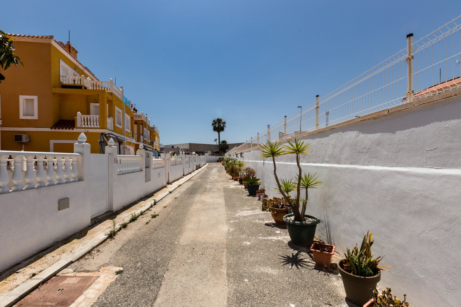  Hallo! Erlauben Sie mir, Ihnen dieses charmante Haus im Zentrum von La Zenia vorzustellen, das sowohl für Familien als auch für Vermietungen ideal is