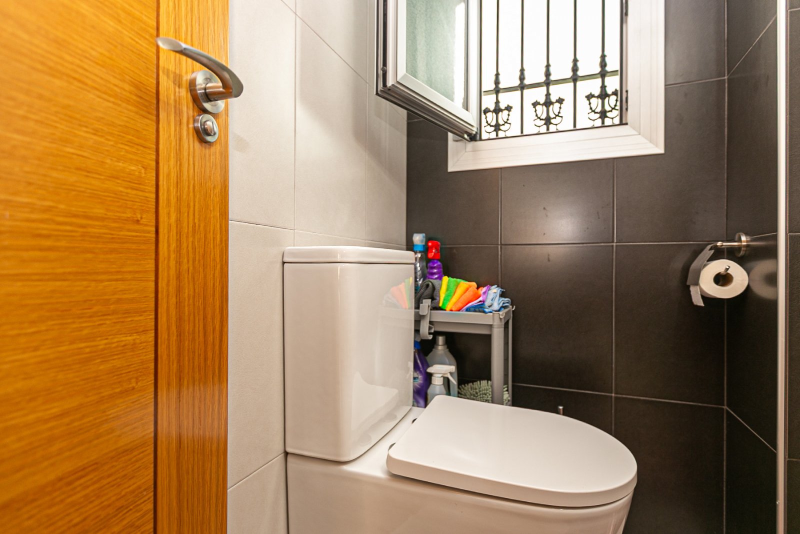  Wir präsentieren ein attraktives Reihenhaus in einer geschlossenen Wohnanlage in Guardamar del Segura, mit Gemeinschaftspool, der allen Bewohnern zur