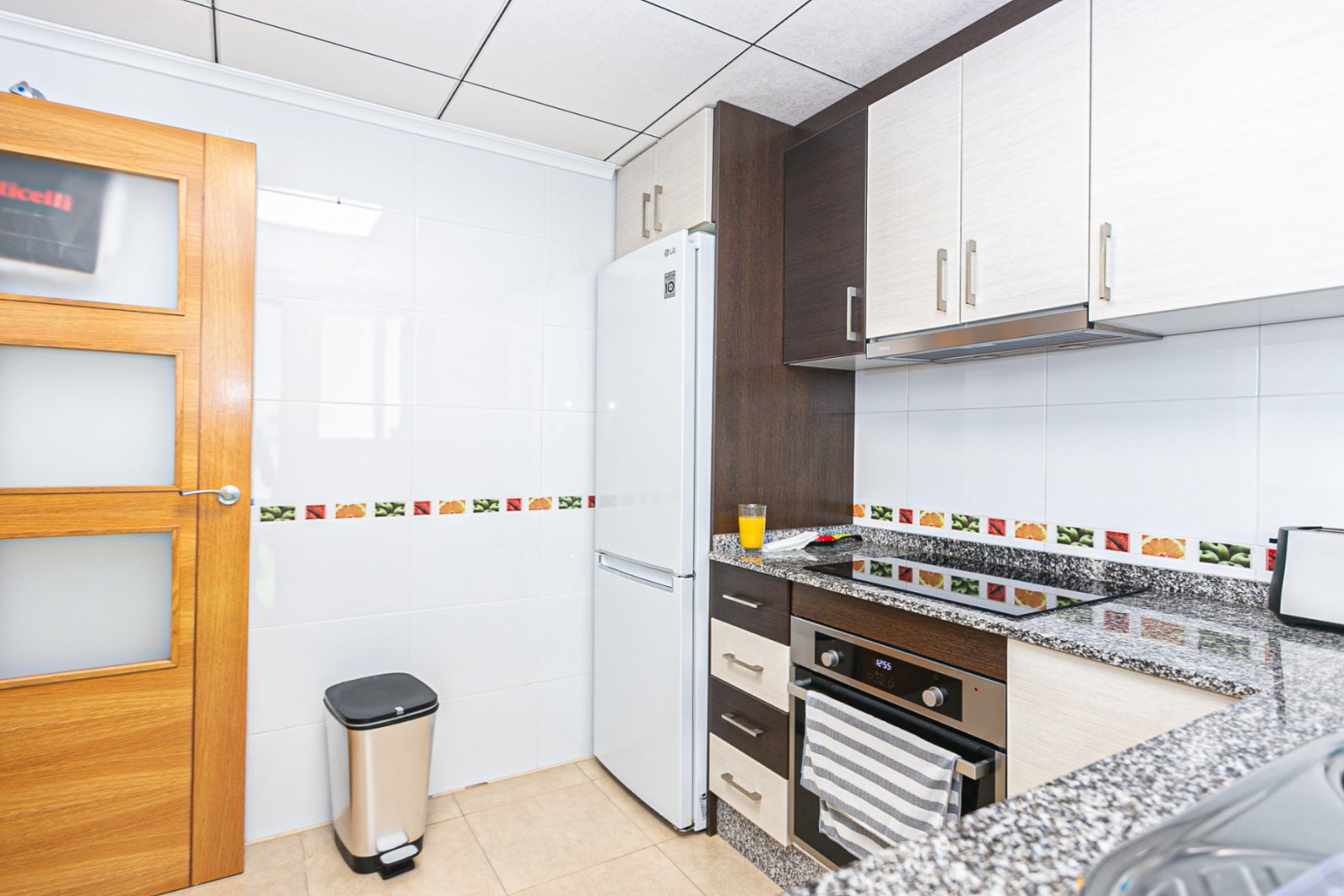  Wir präsentieren ein attraktives Reihenhaus in einer geschlossenen Wohnanlage in Guardamar del Segura, mit Gemeinschaftspool, der allen Bewohnern zur