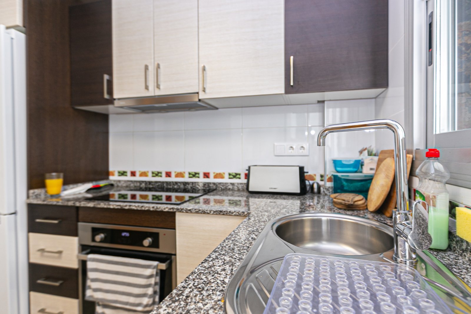  Wir präsentieren ein attraktives Reihenhaus in einer geschlossenen Wohnanlage in Guardamar del Segura, mit Gemeinschaftspool, der allen Bewohnern zur