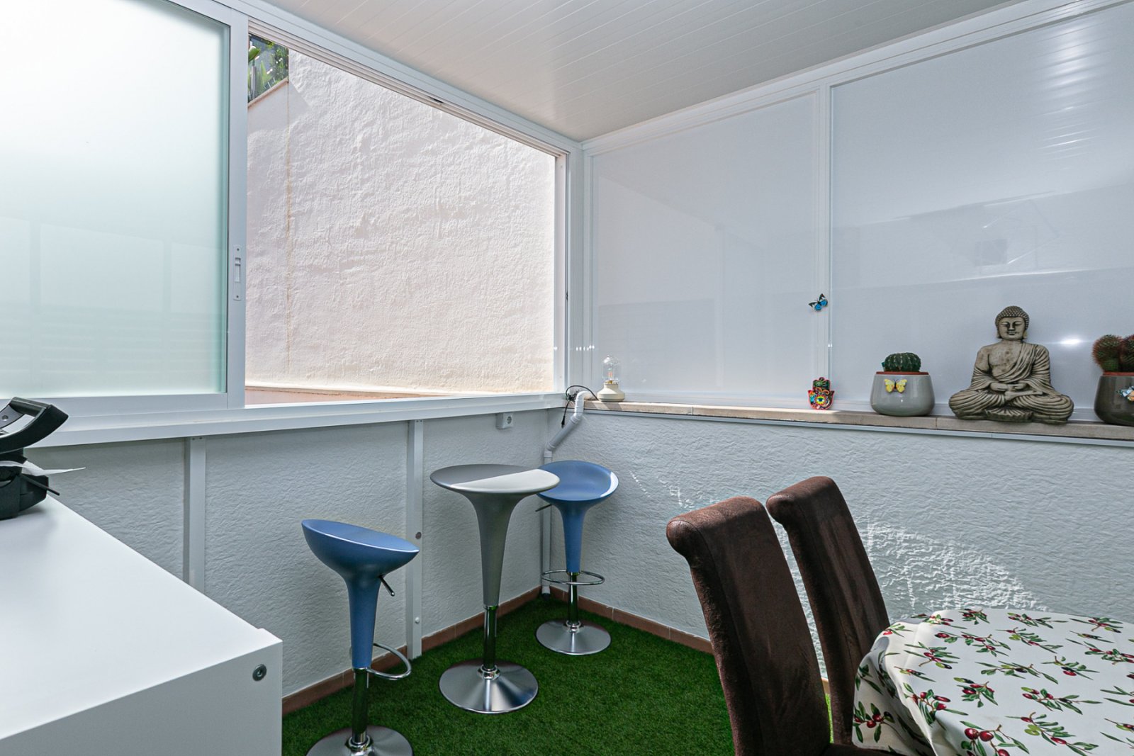  Wir präsentieren ein attraktives Reihenhaus in einer geschlossenen Wohnanlage in Guardamar del Segura, mit Gemeinschaftspool, der allen Bewohnern zur