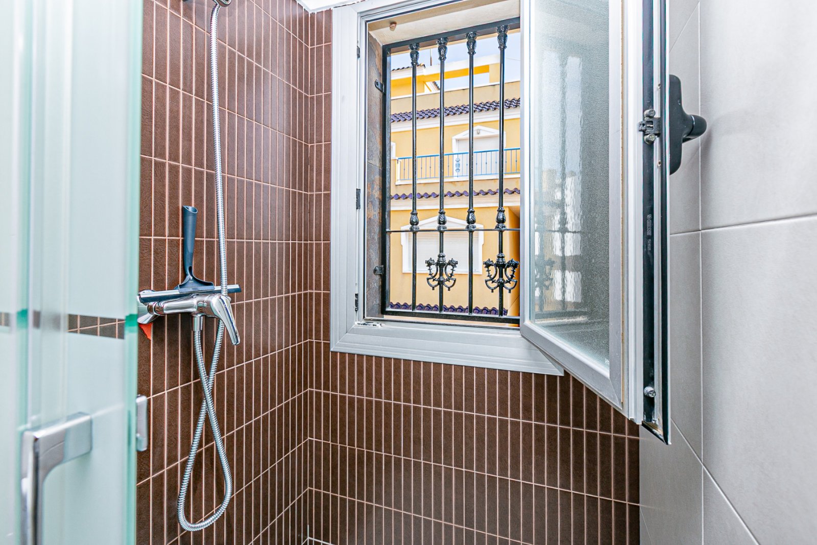  Wir präsentieren ein attraktives Reihenhaus in einer geschlossenen Wohnanlage in Guardamar del Segura, mit Gemeinschaftspool, der allen Bewohnern zur