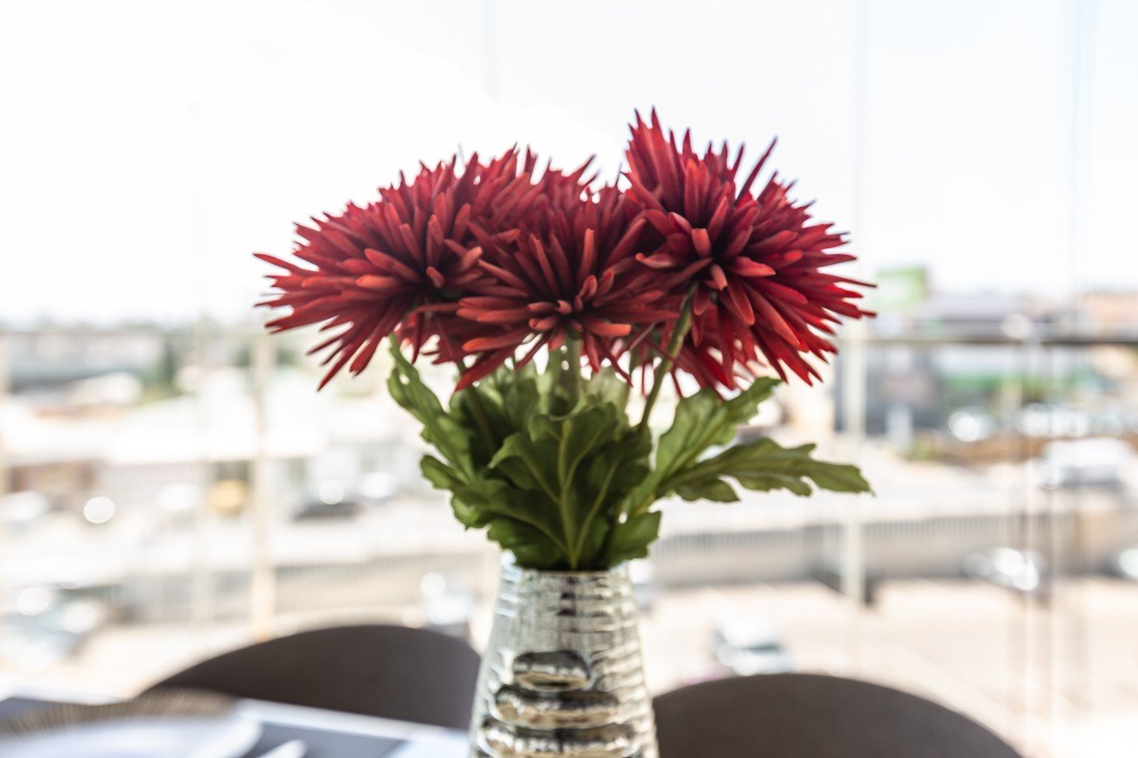  Erleben Sie luxuriöses Leben an der Küste in diesem atemberaubenden Penthouse-Wohnung zum Verkauf in der begehrten Gegend von Villamartin. Eigentlich