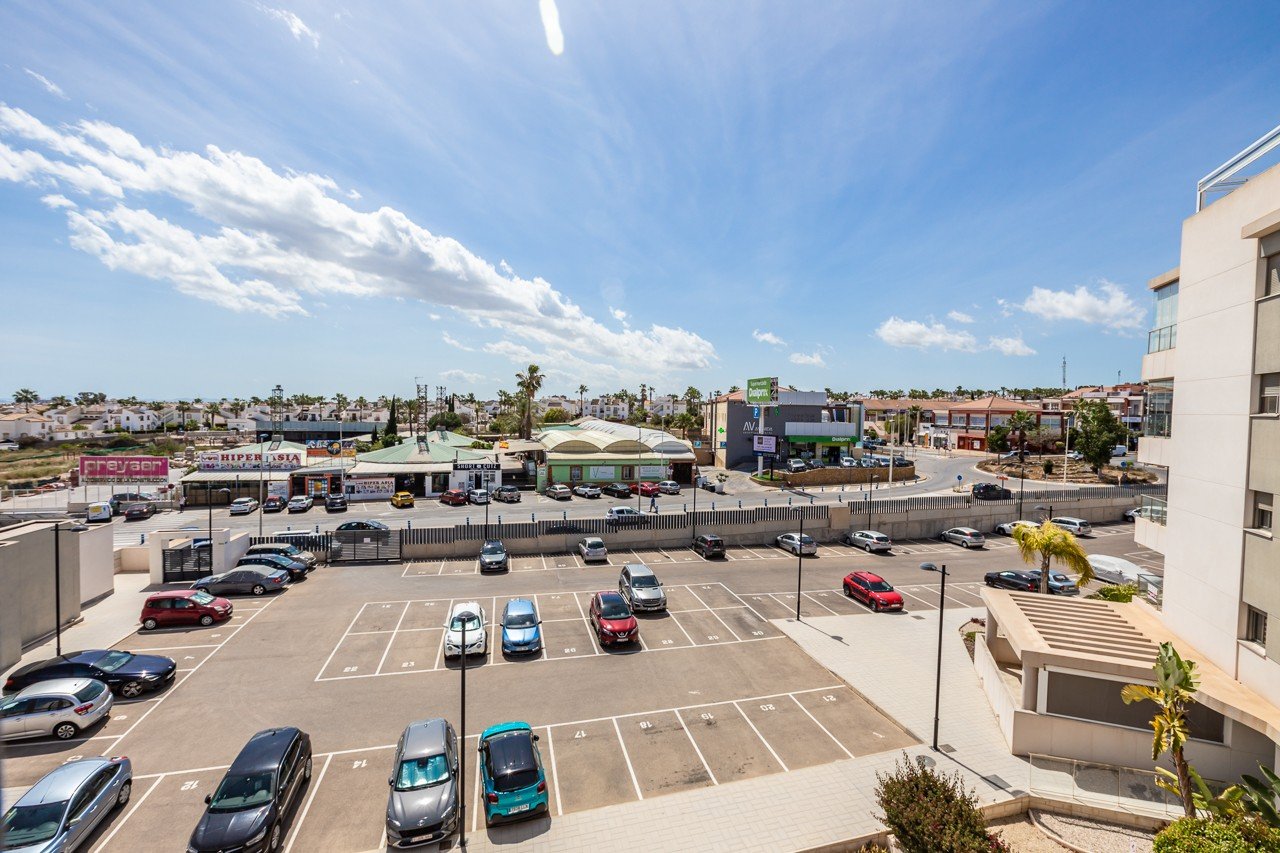  Erleben Sie luxuriöses Leben an der Küste in diesem atemberaubenden Penthouse-Wohnung zum Verkauf in der begehrten Gegend von Villamartin. Eigentlich