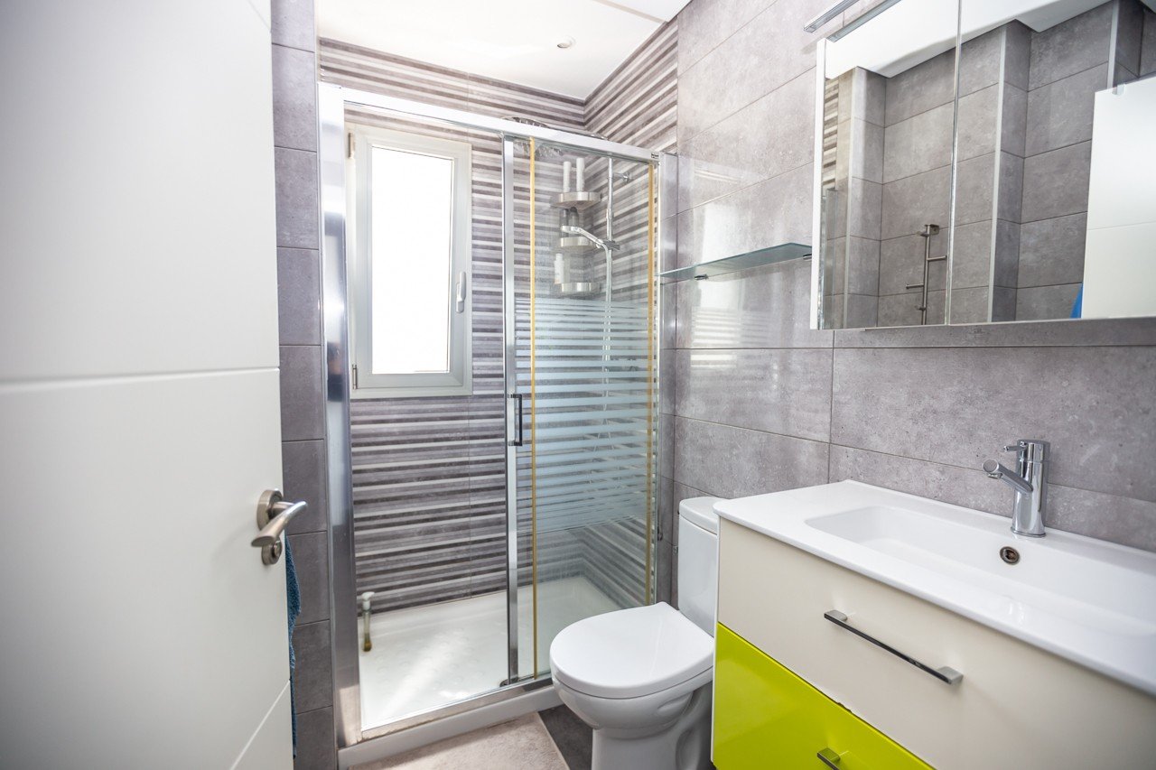  Erleben Sie luxuriöses Leben an der Küste in diesem atemberaubenden Penthouse-Wohnung zum Verkauf in der begehrten Gegend von Villamartin. Eigentlich