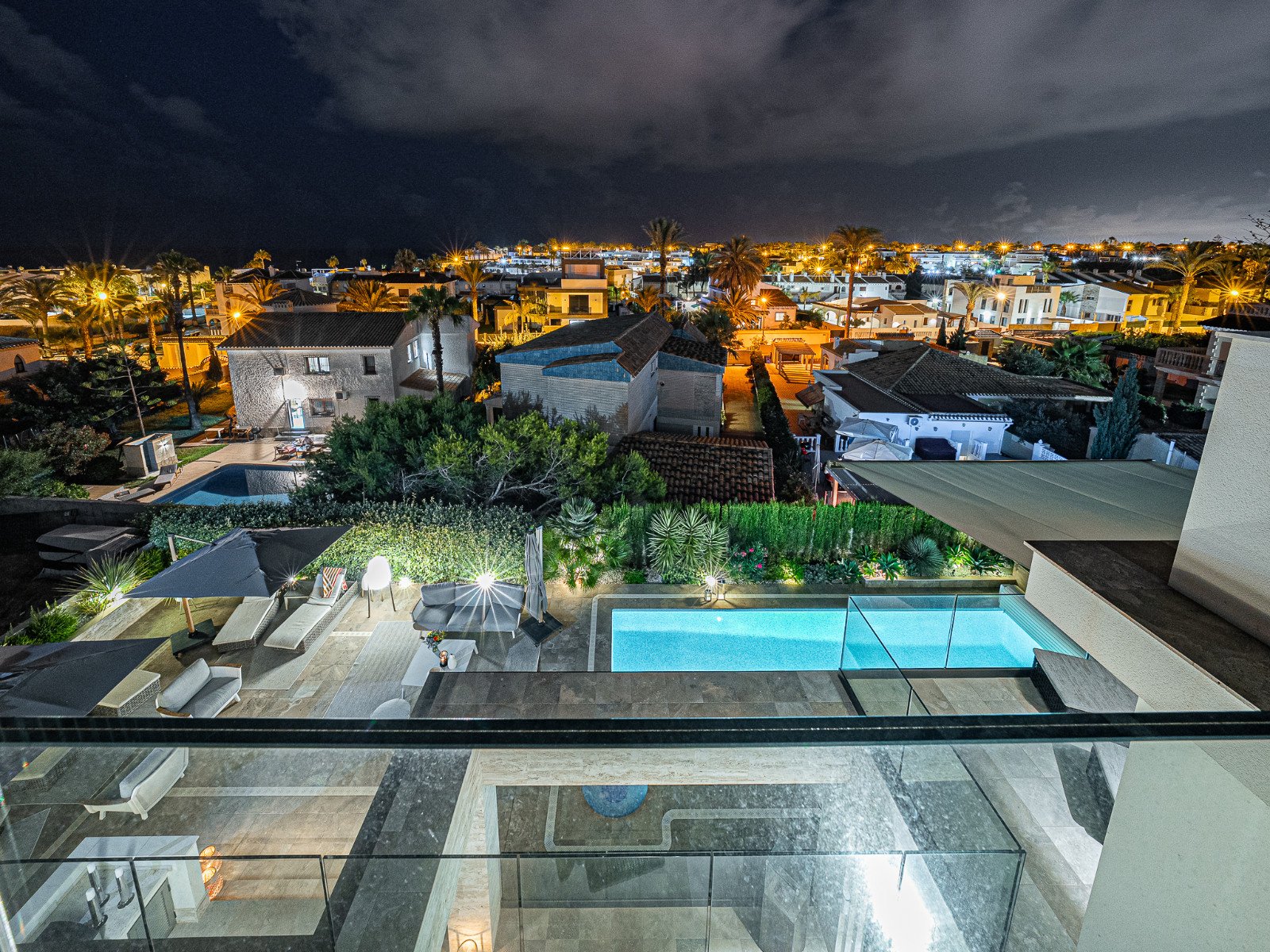  Diese moderne Strandvilla, erbaut im Jahr 2022, bietet exklusives Wohnen an der Küste – nur wenige Schritte vom Meer entfernt. Auf einem eingezäunten