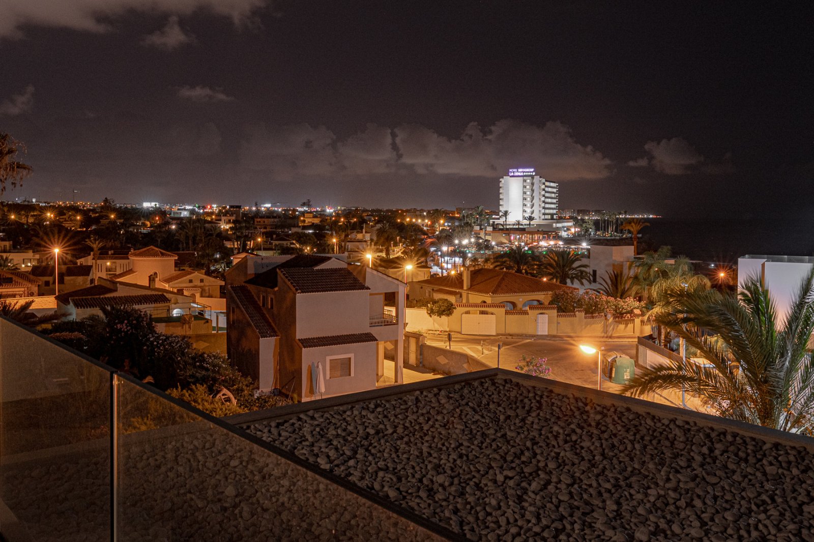  Diese moderne Strandvilla, erbaut im Jahr 2022, bietet exklusives Wohnen an der Küste – nur wenige Schritte vom Meer entfernt. Auf einem eingezäunten