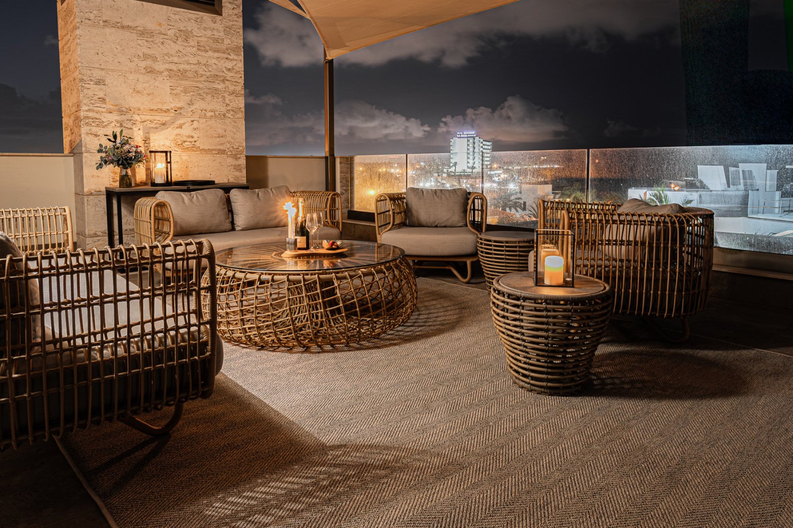  Diese moderne Strandvilla, erbaut im Jahr 2022, bietet exklusives Wohnen an der Küste – nur wenige Schritte vom Meer entfernt. Auf einem eingezäunten