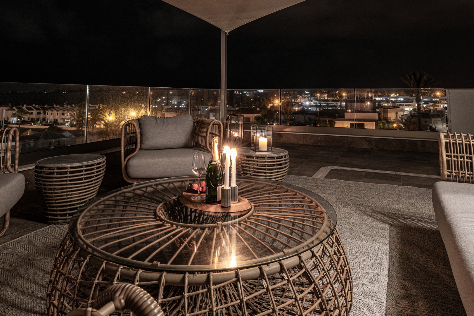  Diese moderne Strandvilla, erbaut im Jahr 2022, bietet exklusives Wohnen an der Küste – nur wenige Schritte vom Meer entfernt. Auf einem eingezäunten