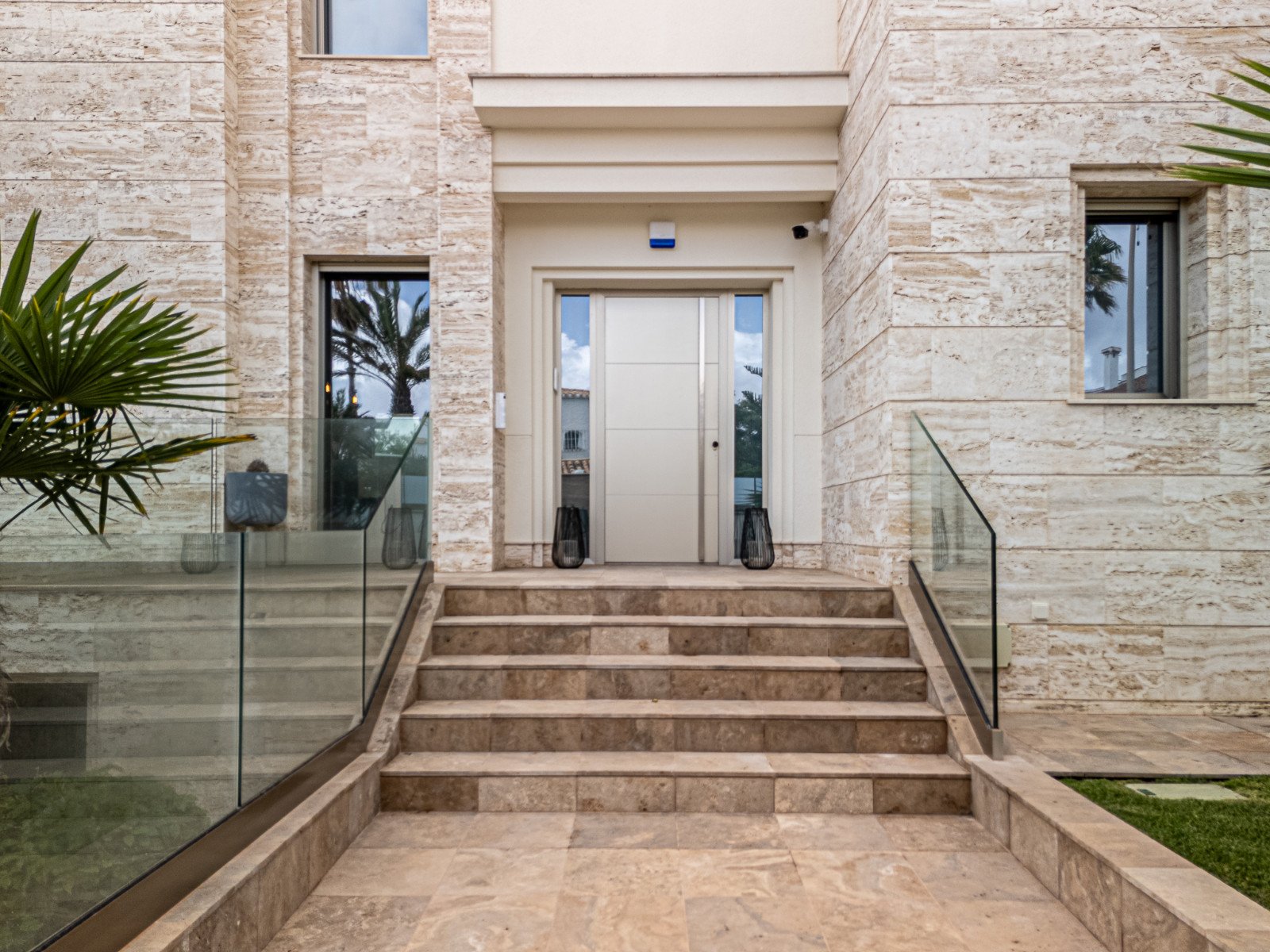  Diese moderne Strandvilla, erbaut im Jahr 2022, bietet exklusives Wohnen an der Küste – nur wenige Schritte vom Meer entfernt. Auf einem eingezäunten