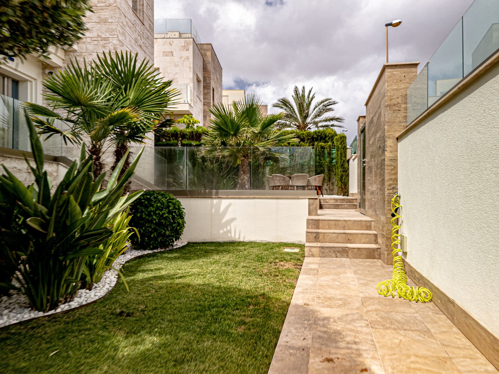  Diese moderne Strandvilla, erbaut im Jahr 2022, bietet exklusives Wohnen an der Küste – nur wenige Schritte vom Meer entfernt. Auf einem eingezäunten