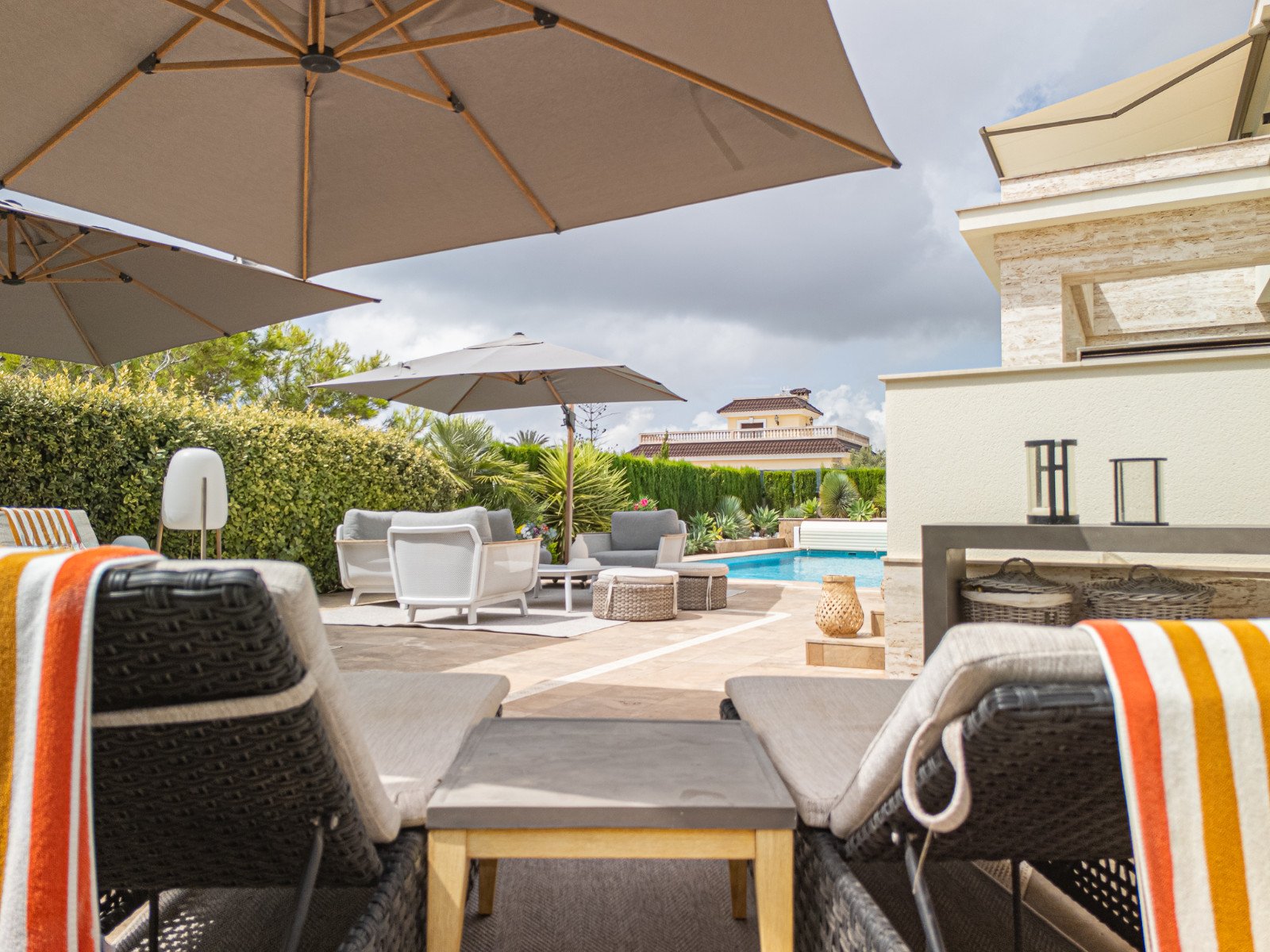  Diese moderne Strandvilla, erbaut im Jahr 2022, bietet exklusives Wohnen an der Küste – nur wenige Schritte vom Meer entfernt. Auf einem eingezäunten