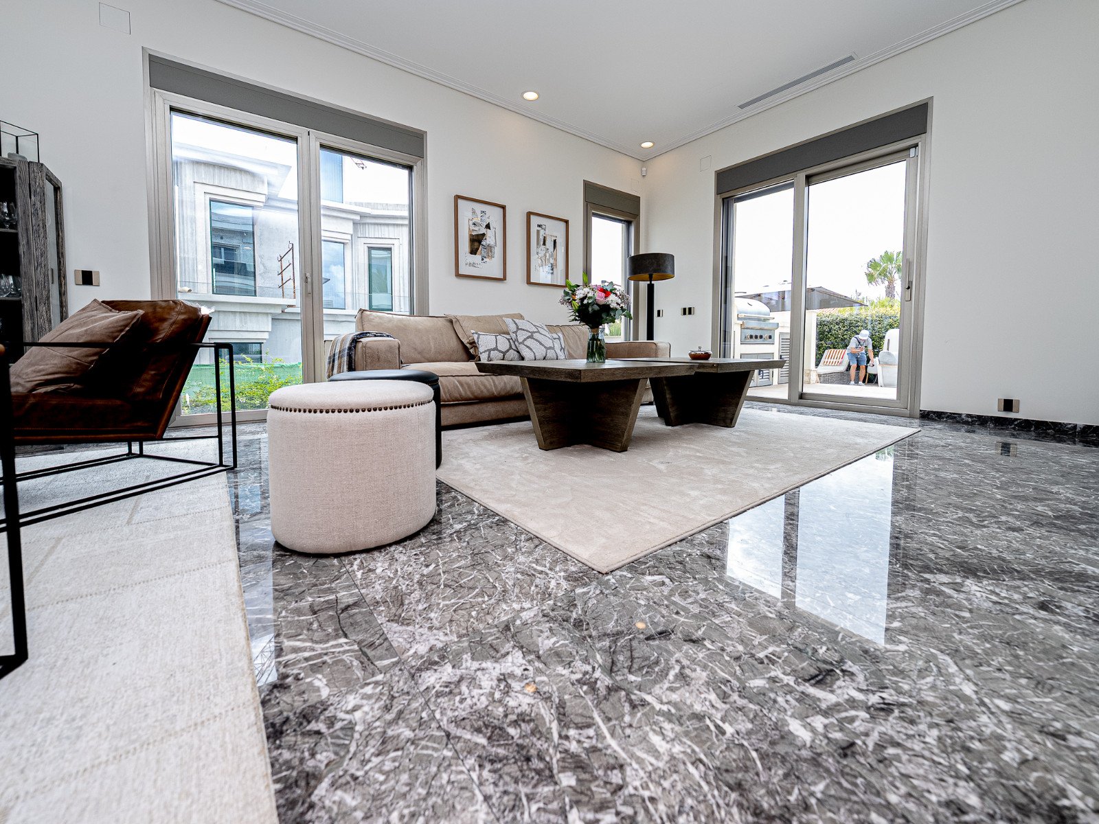  Diese moderne Strandvilla, erbaut im Jahr 2022, bietet exklusives Wohnen an der Küste – nur wenige Schritte vom Meer entfernt. Auf einem eingezäunten