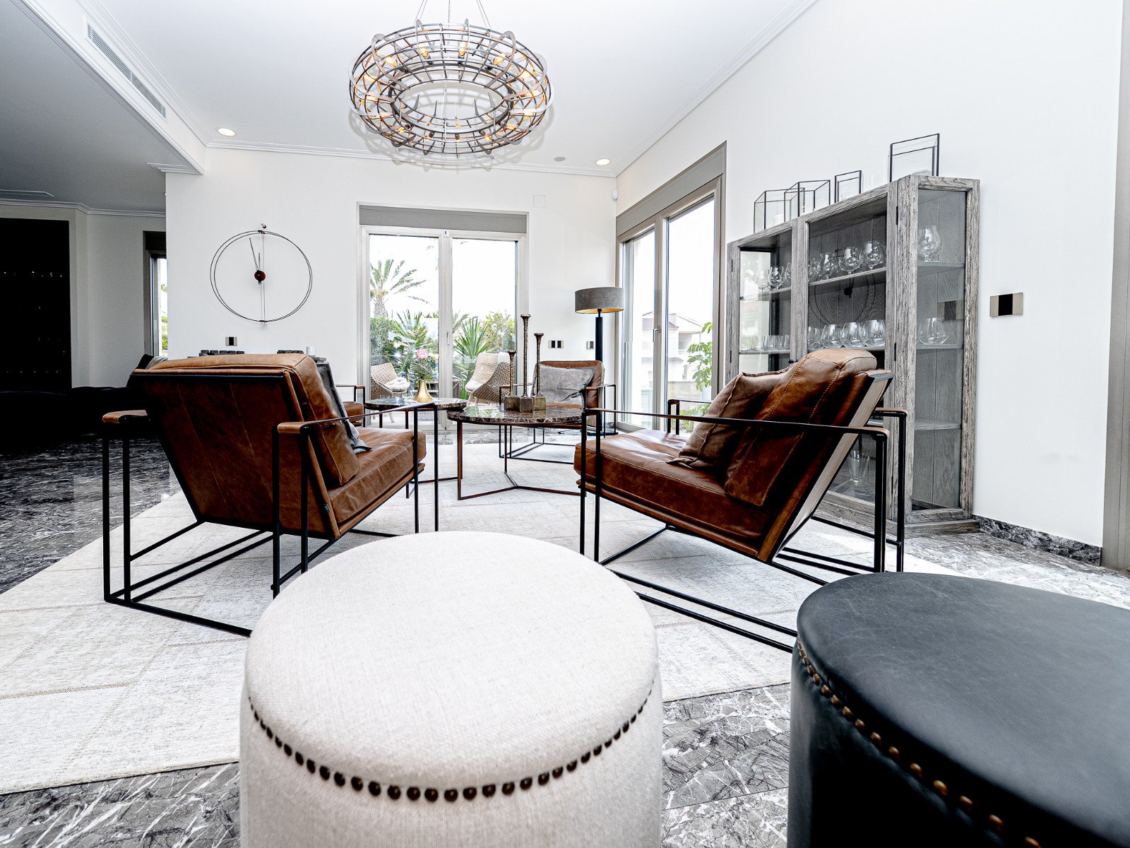  Diese moderne Strandvilla, erbaut im Jahr 2022, bietet exklusives Wohnen an der Küste – nur wenige Schritte vom Meer entfernt. Auf einem eingezäunten