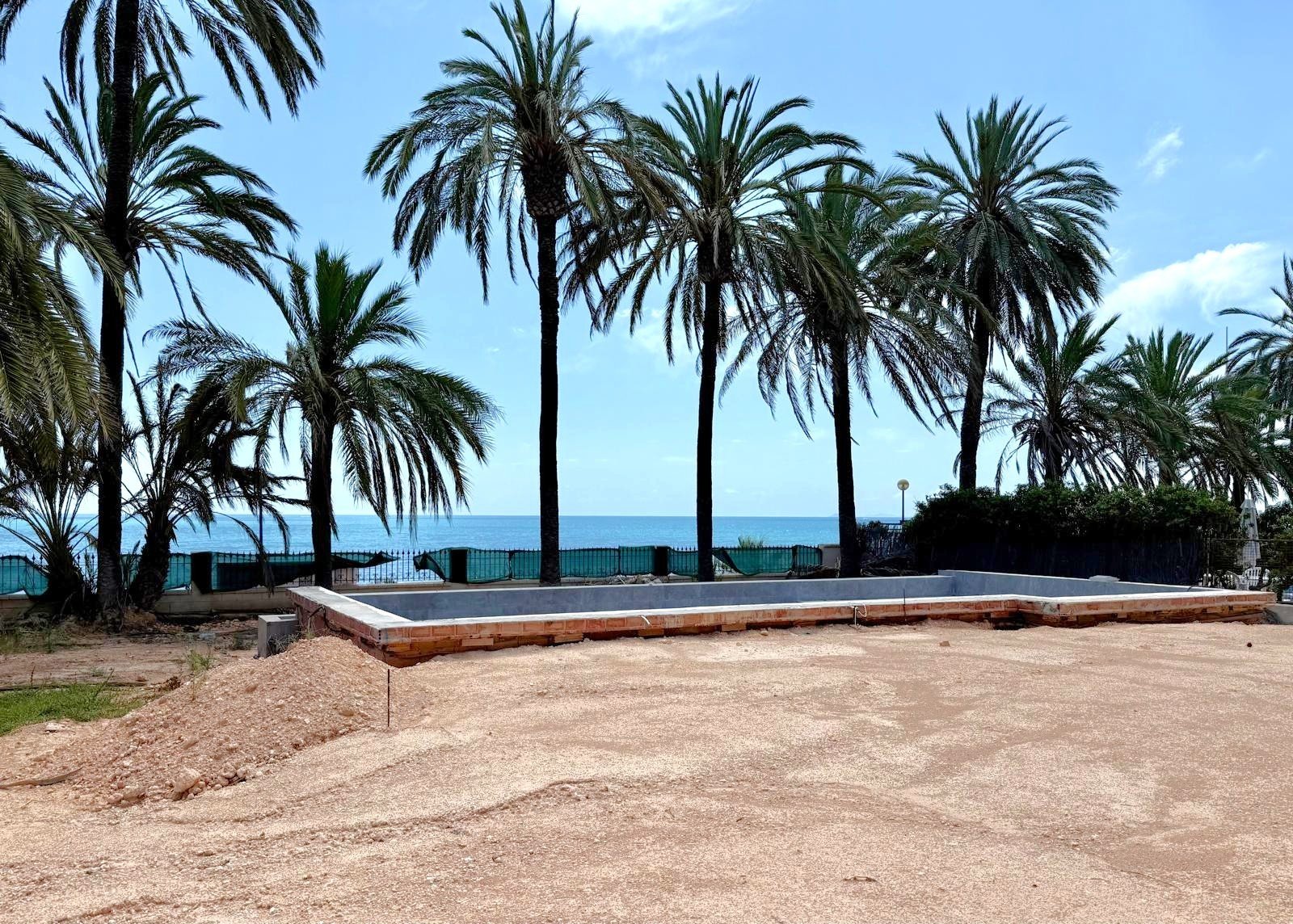   First line luxury villa under construction in Punta Prima
The first line plot of 1100 m2 with superb views over the Mediterranean sea 
