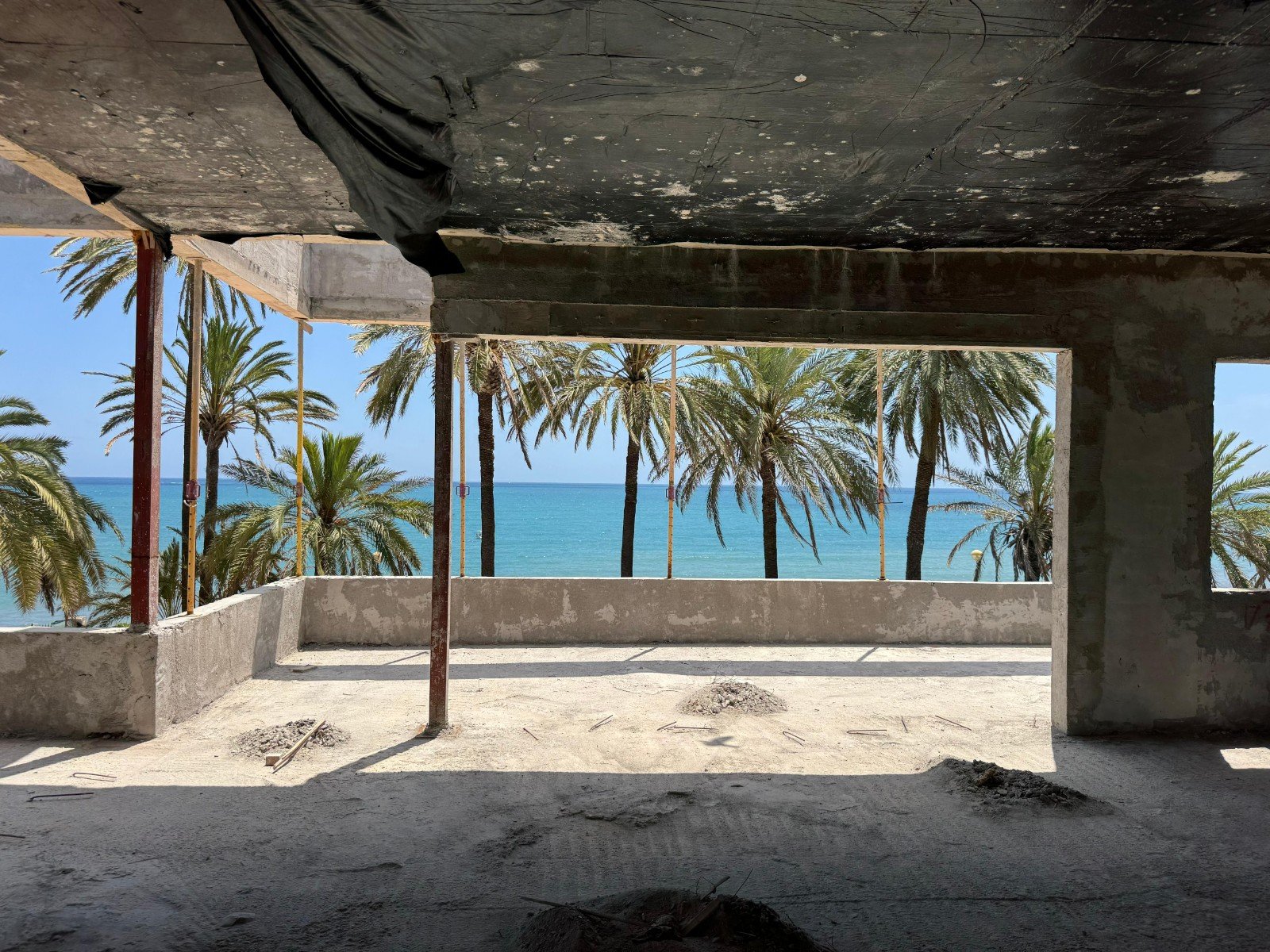   First line luxury villa under construction in Punta Prima
The first line plot of 1100 m2 with superb views over the Mediterranean sea 