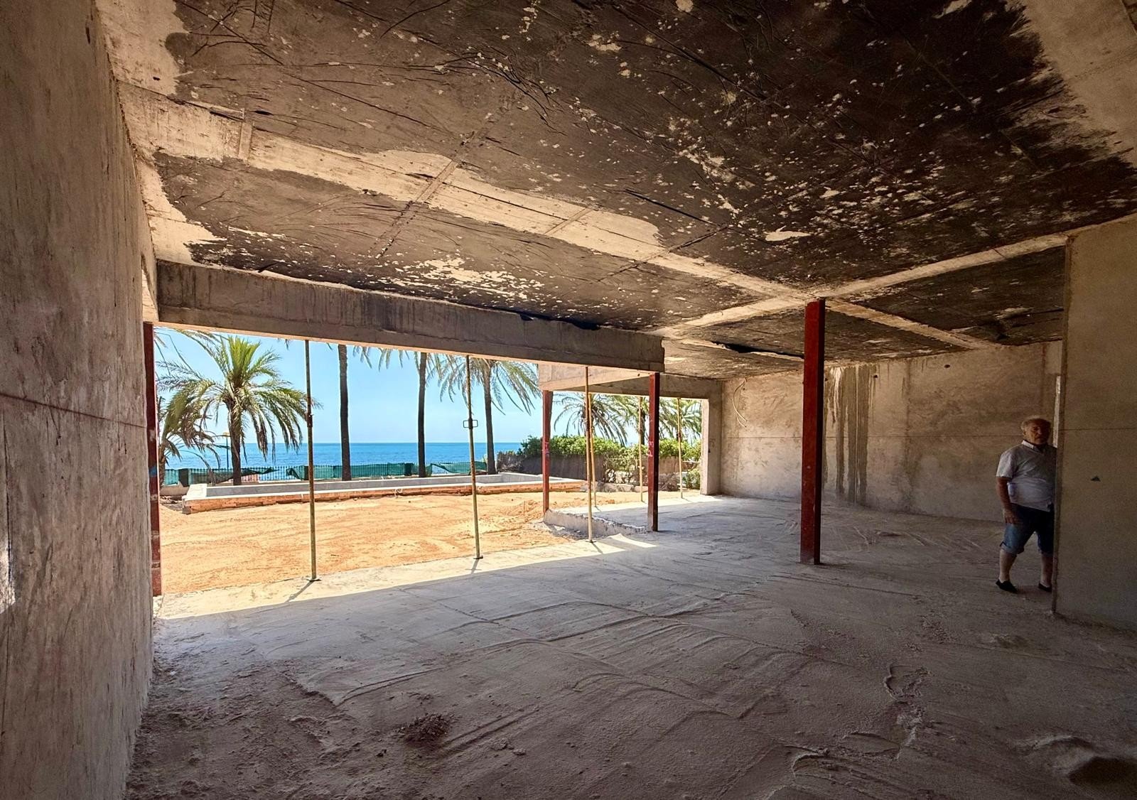   First line luxury villa under construction in Punta Prima
The first line plot of 1100 m2 with superb views over the Mediterranean sea 