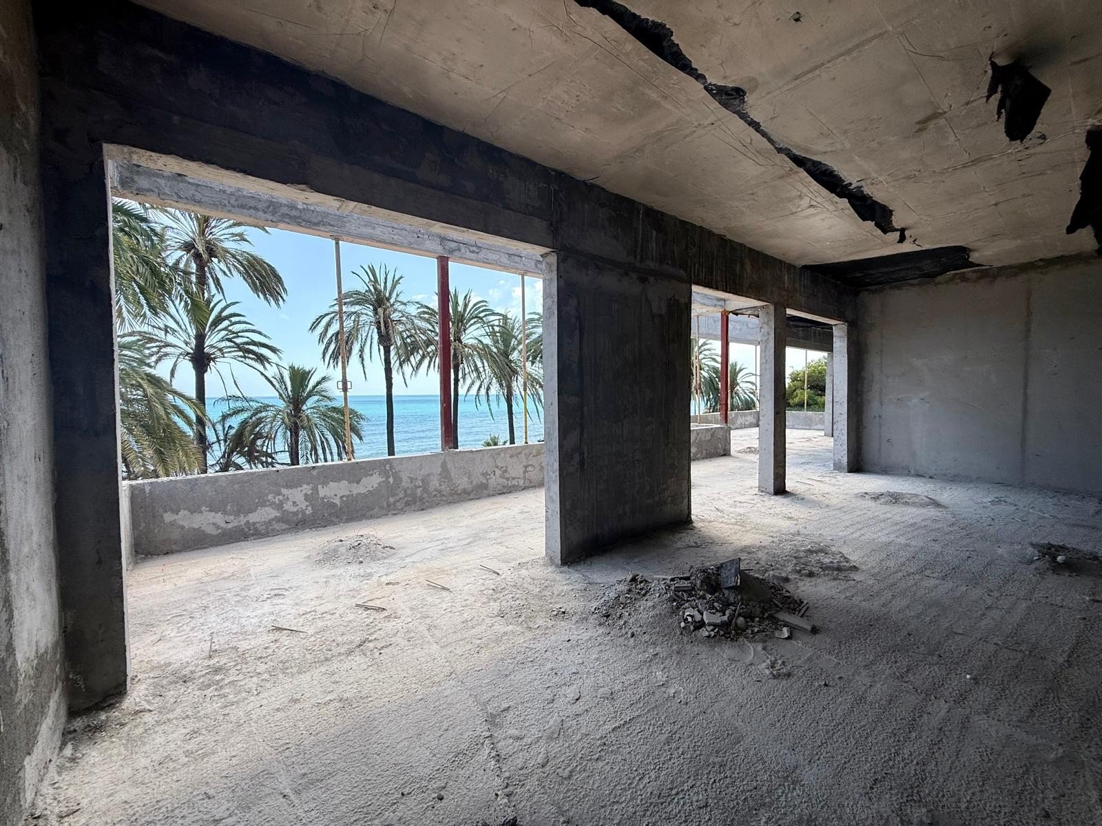   First line luxury villa under construction in Punta Prima
The first line plot of 1100 m2 with superb views over the Mediterranean sea 